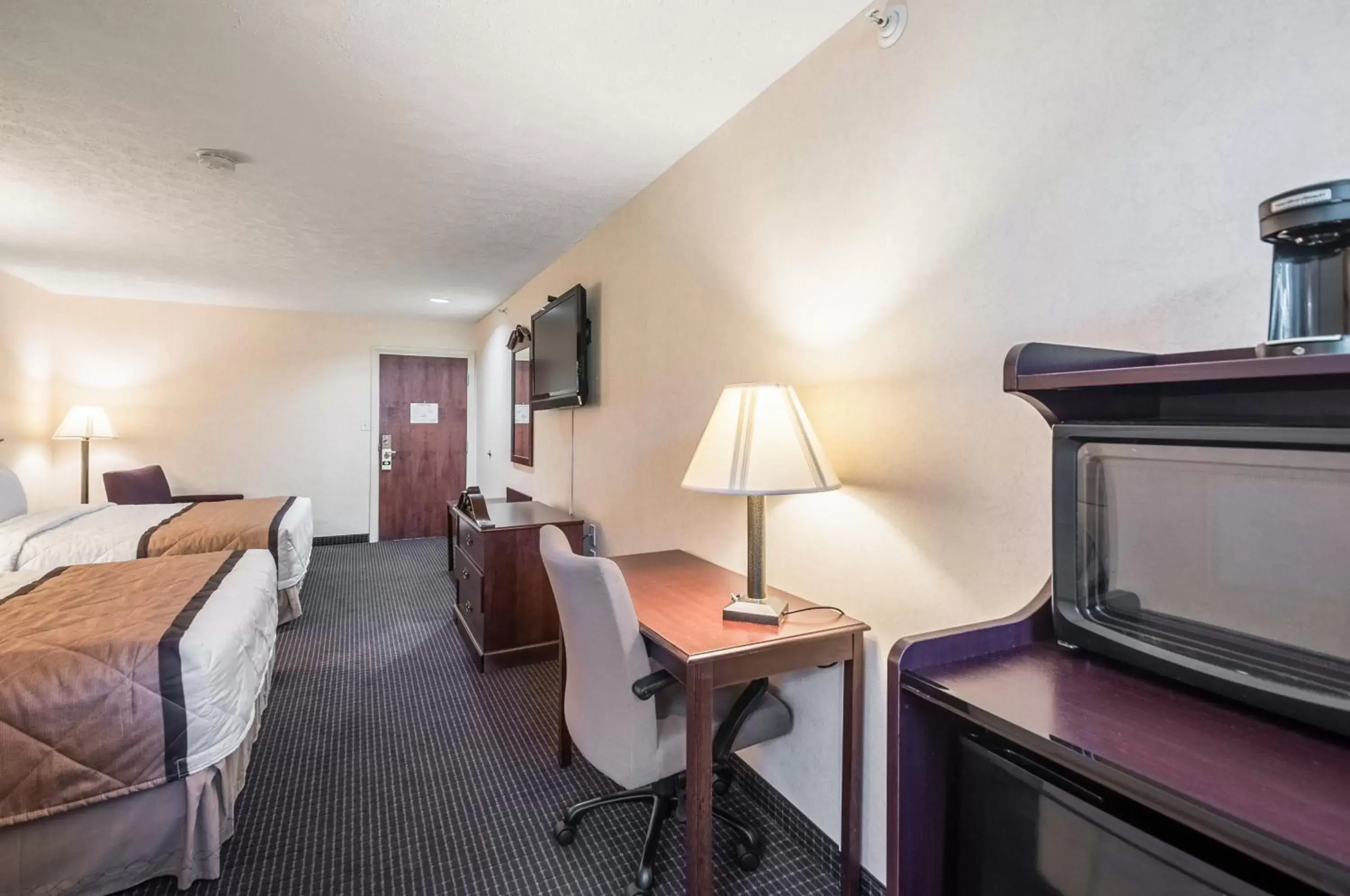 Bed, TV/Entertainment Center in Rodeway Inn and Suites - Charles Town,WV