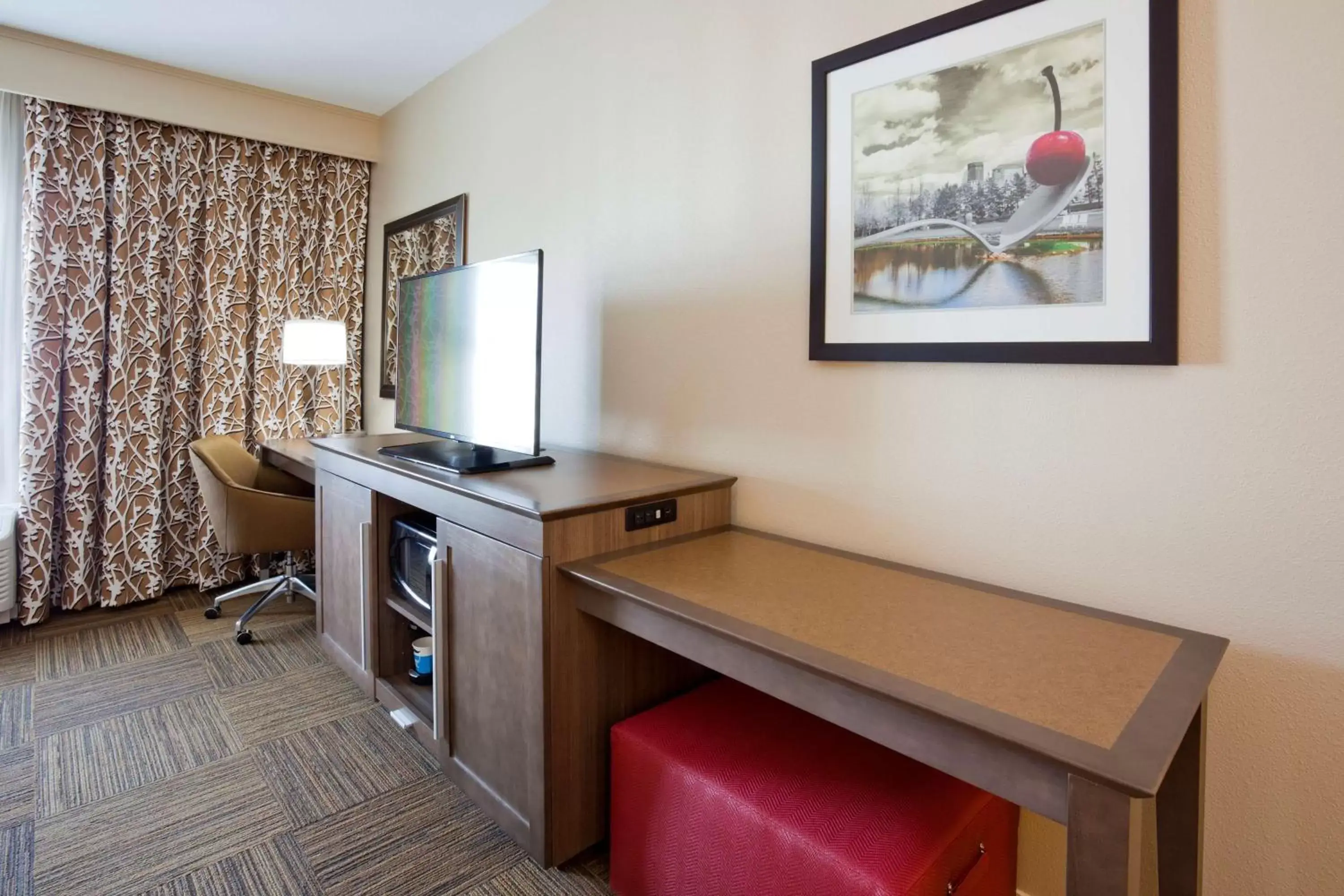 Bed, TV/Entertainment Center in Hampton Inn Minneapolis Bloomington West