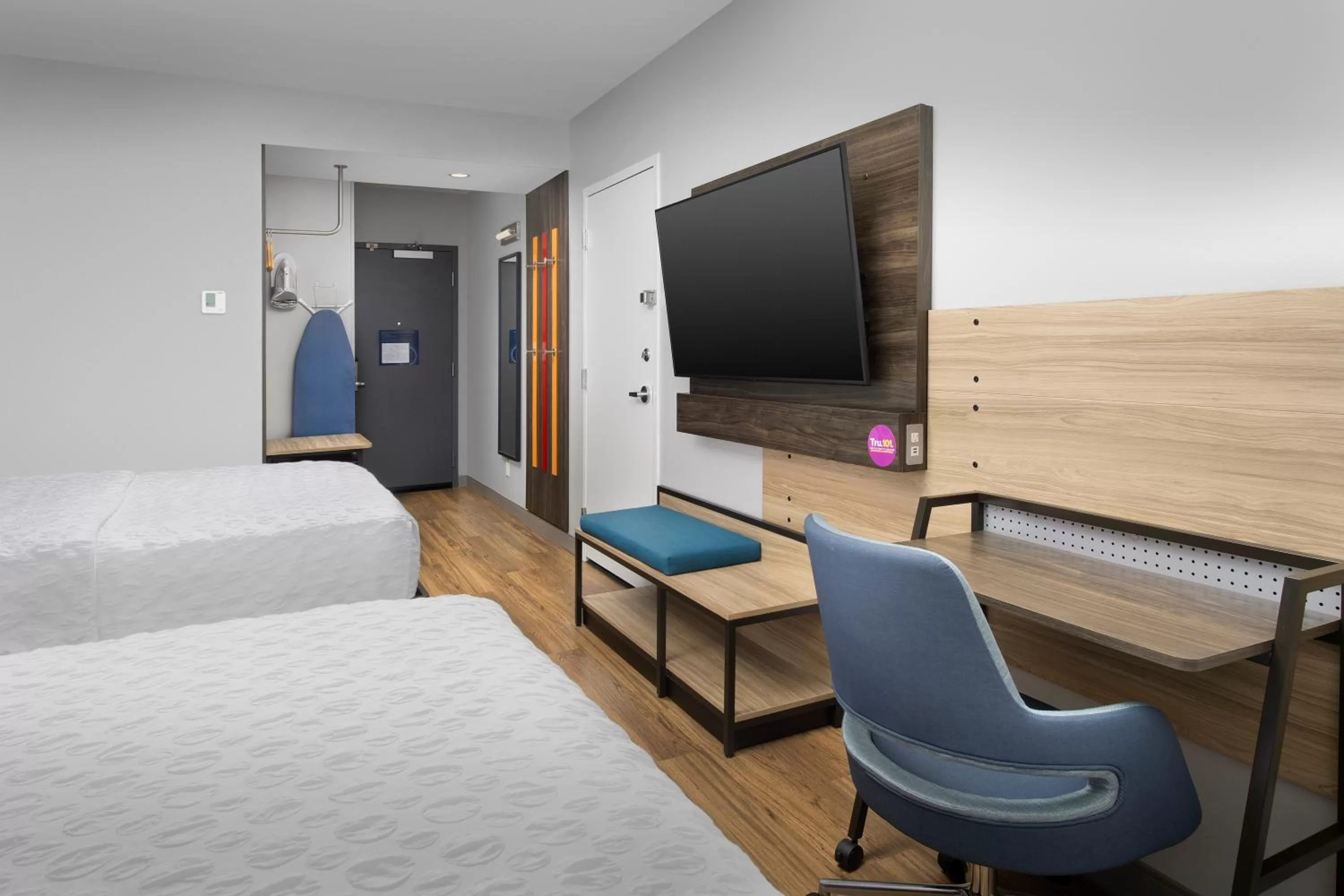 TV and multimedia, Bed in Tru By Hilton Charleston Ashley Phosphate, Sc