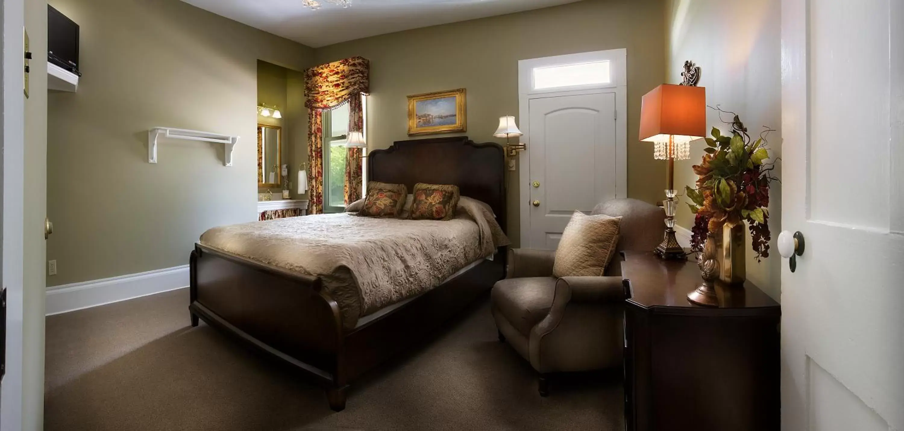 Photo of the whole room, Bed in Grant Street Inn - Bloomington Photo of the whole room, Bed in Grant Street Inn - Bloomington