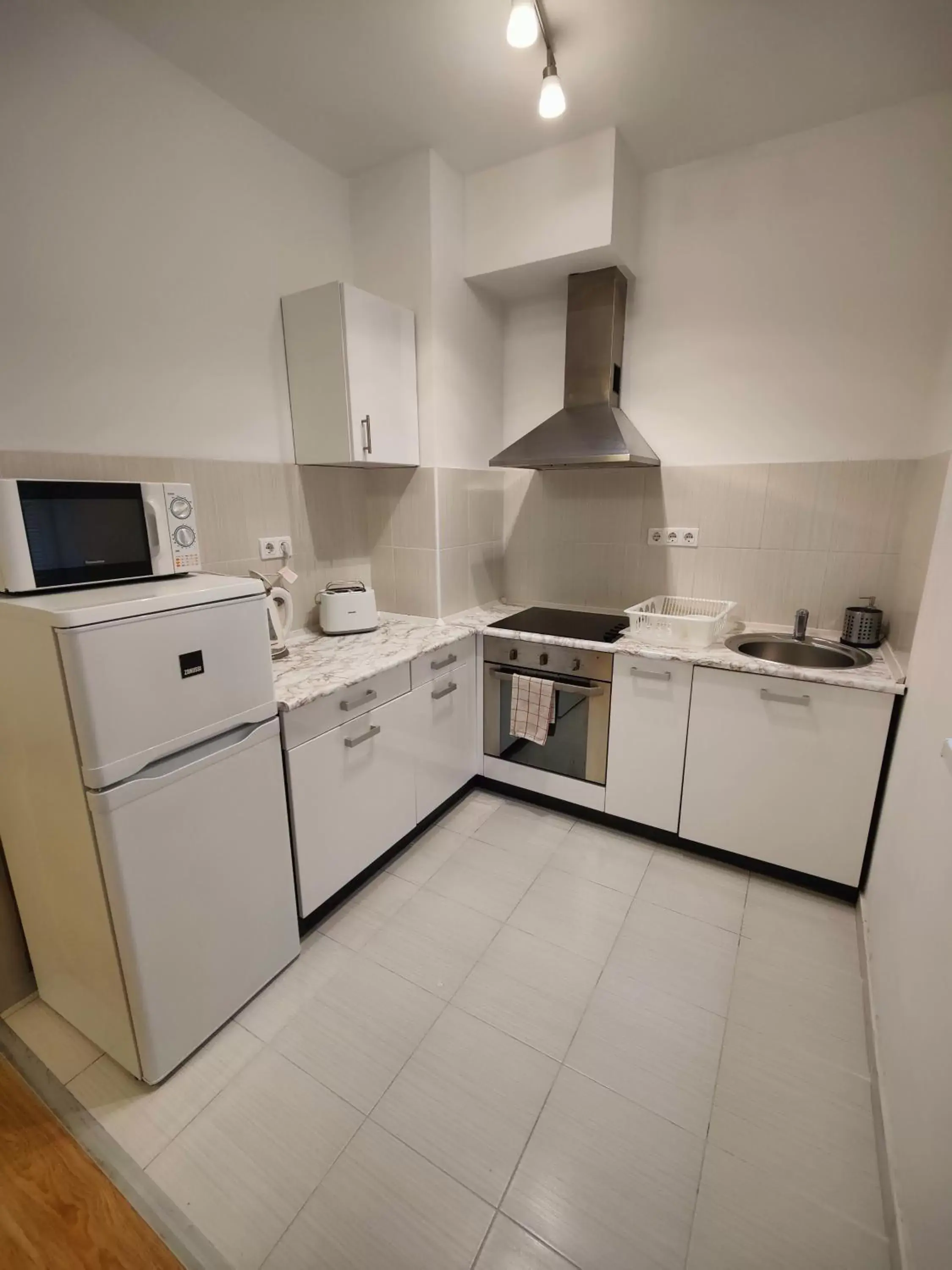 kitchen, Kitchen/Kitchenette in Corvin Plaza Apartments & Suites