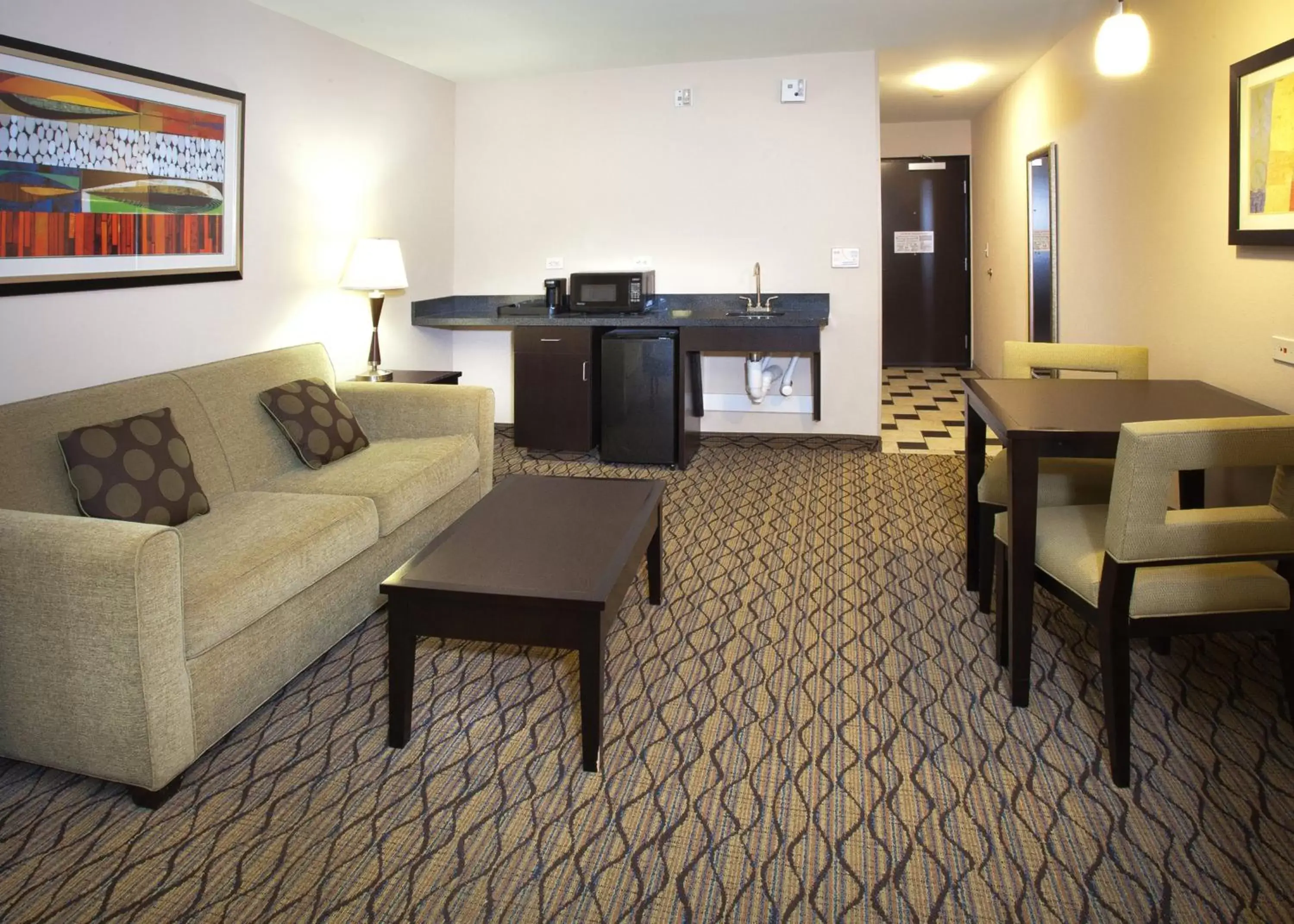 Photo of the whole room, Seating Area in Holiday Inn Express Tulsa South Bixby, an IHG Hotel