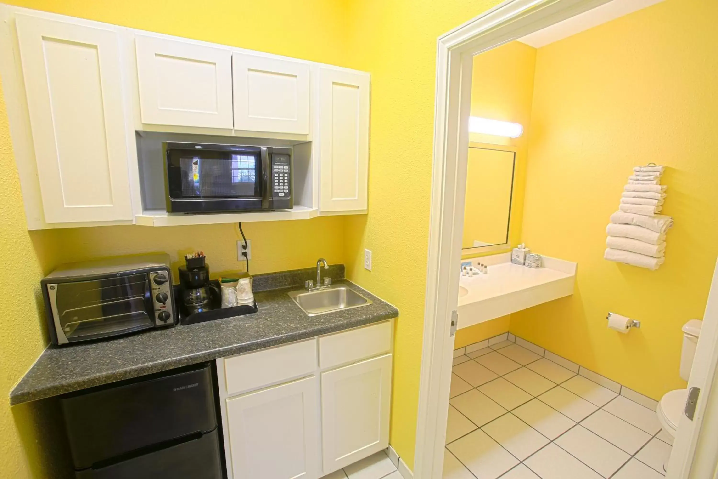 Kitchen or kitchenette, Kitchen/Kitchenette in Plantation Suites and Conference Center