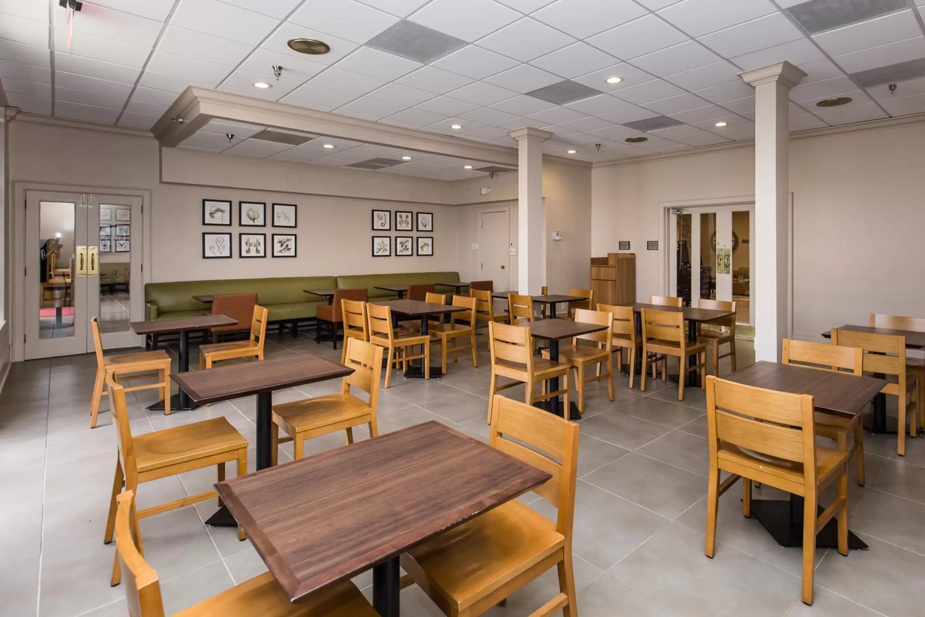 Restaurant/places to eat in Country Inn & Suites by Radisson, Metairie (New Orleans), LA