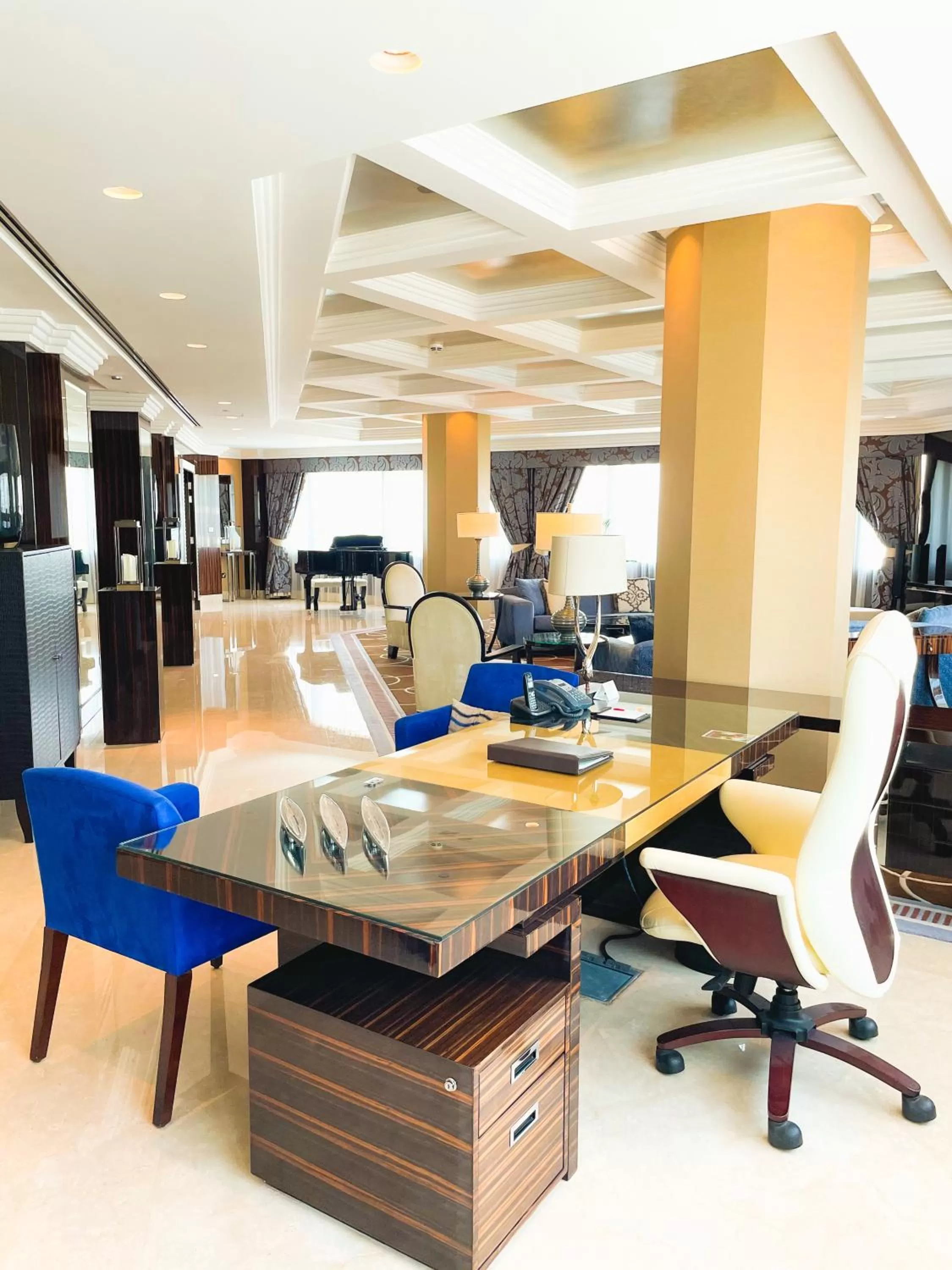 Living room in Mövenpick Grand Al Bustan