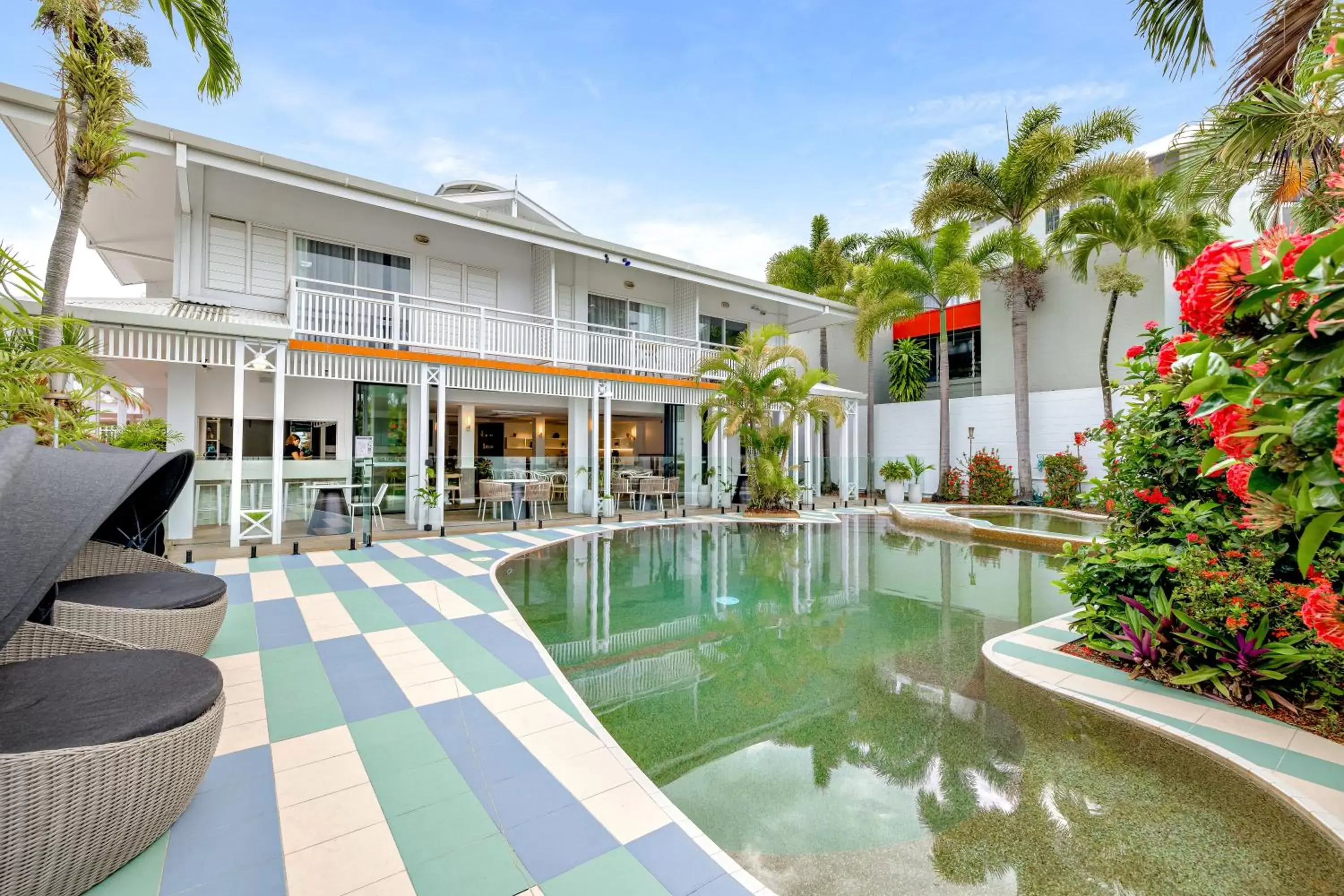 Property building, Swimming Pool in Mercure Cairns