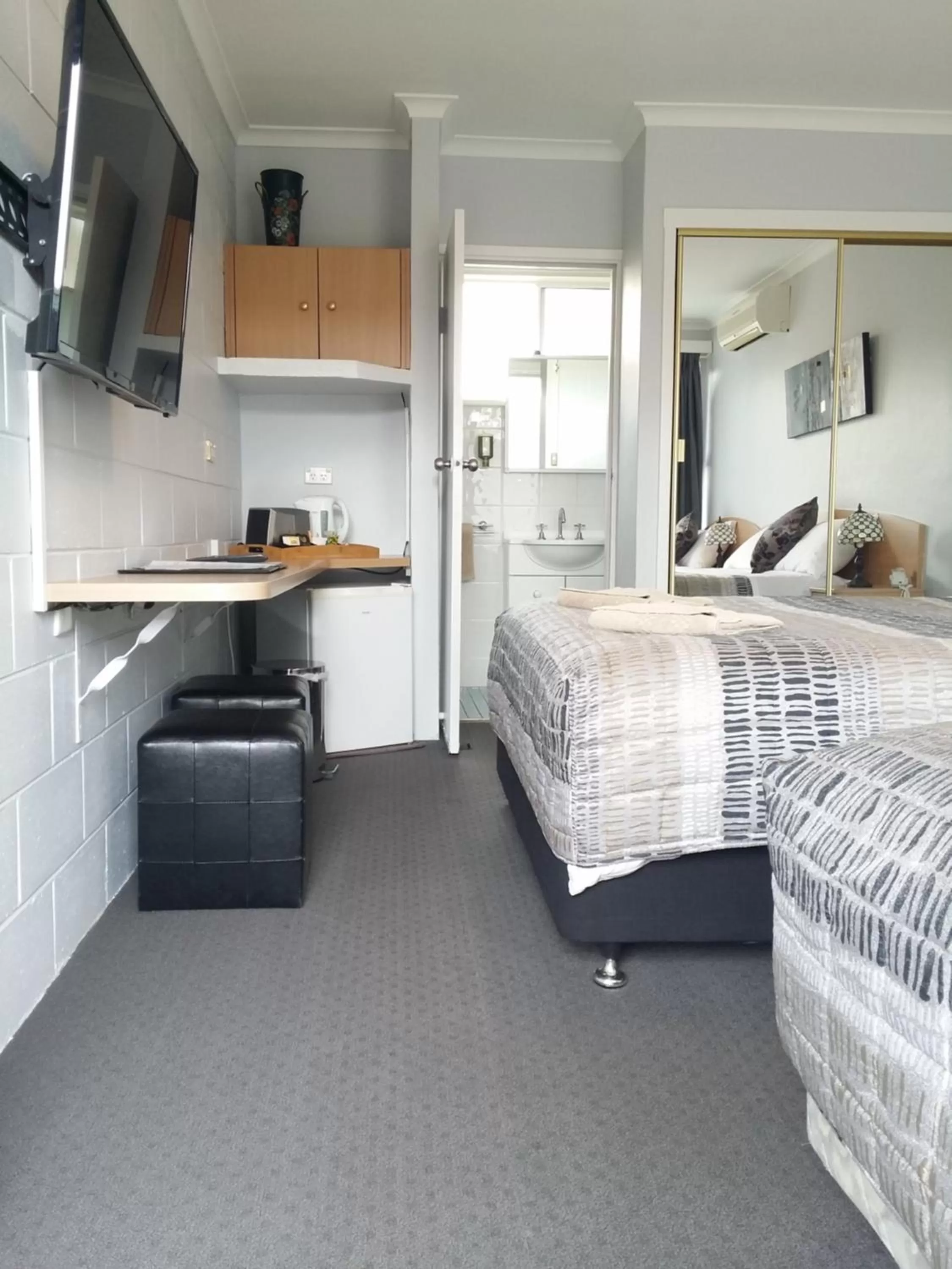 Photo of the whole room, Bed in White Manor Motel