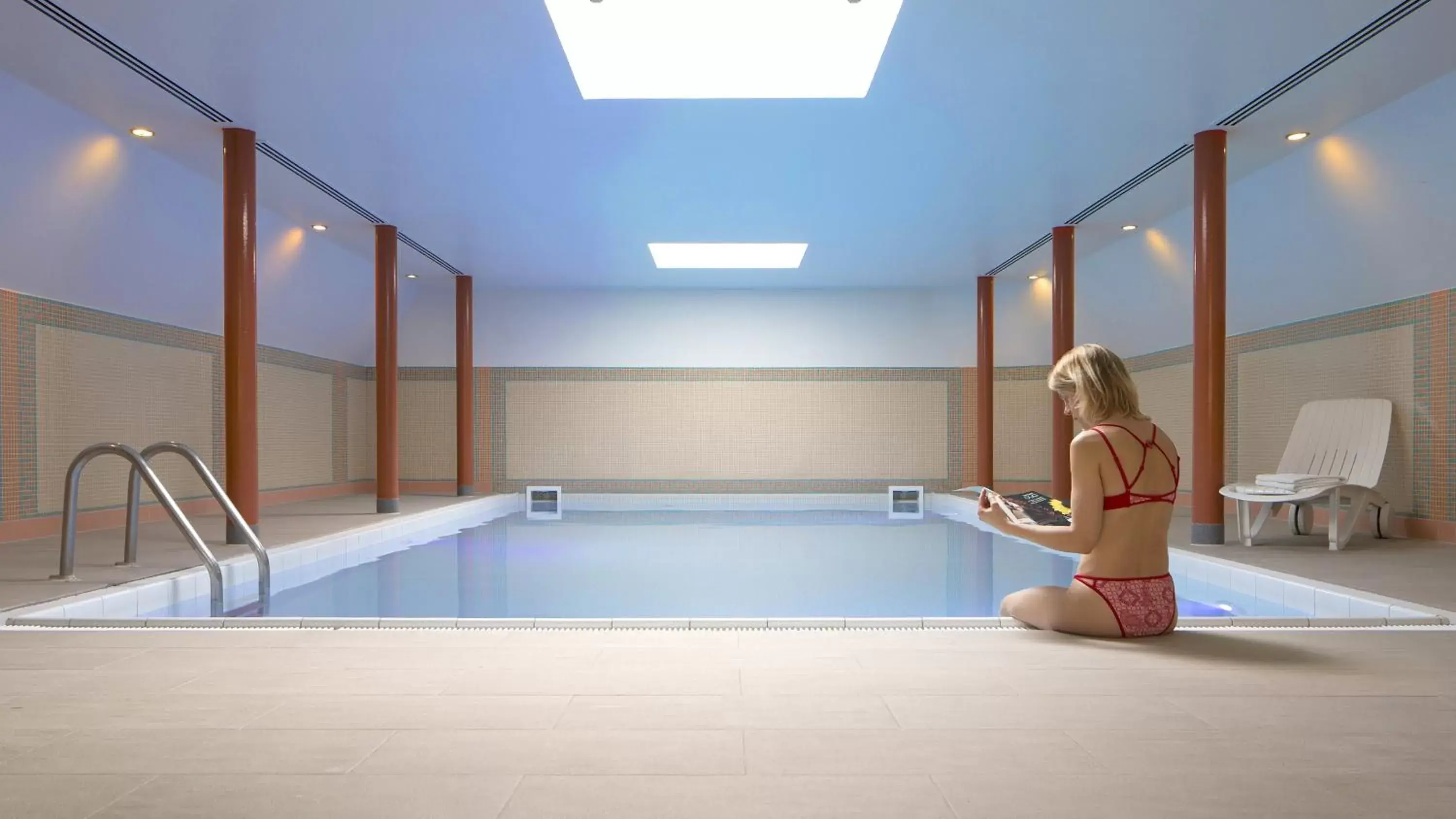 Swimming pool in Crowne Plaza Hotel Brugge by IHG Swimming pool in Crowne Plaza Hotel Brugge by IHG