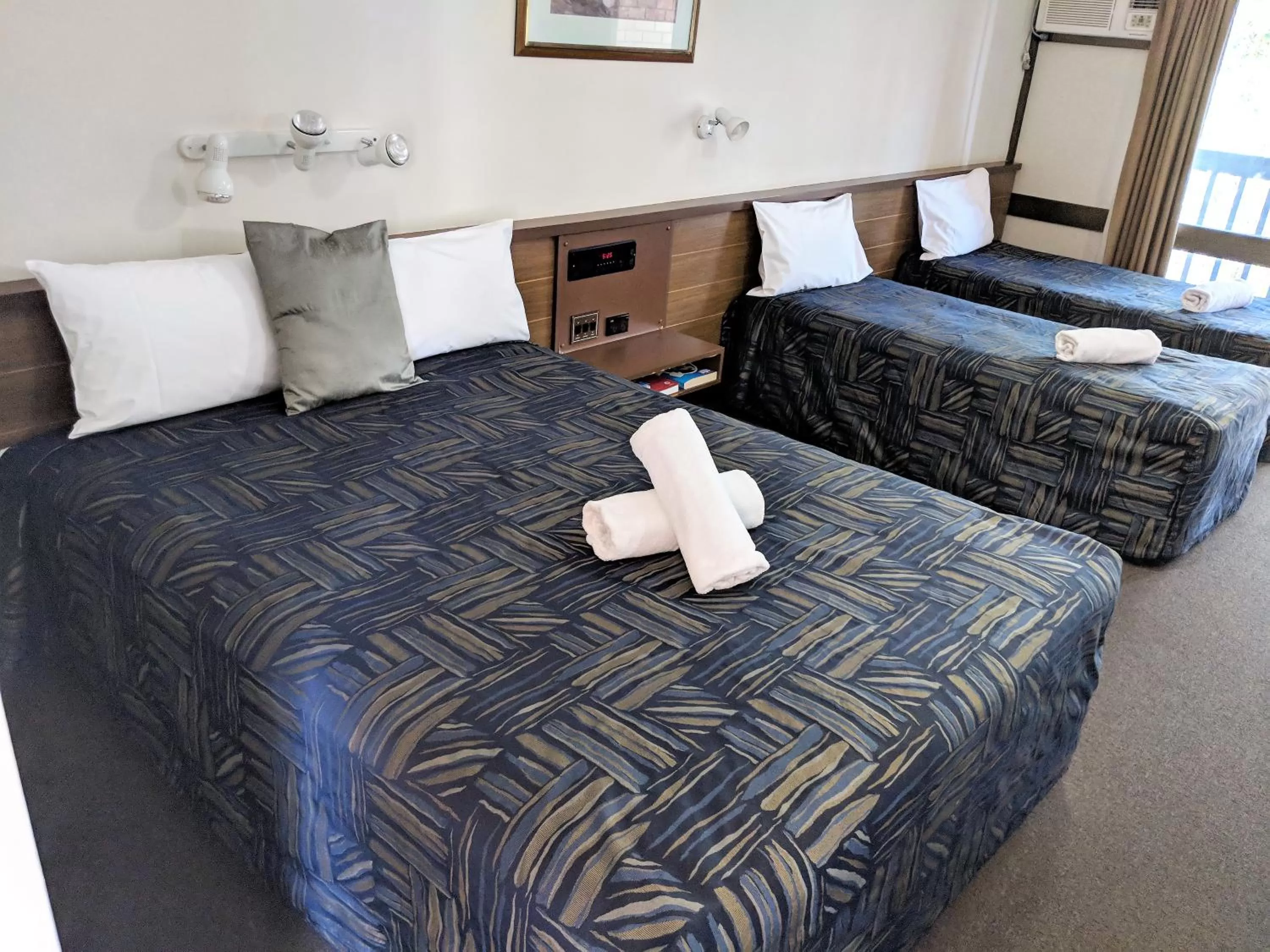 Bedroom, Bed in Miners Lodge Motor Inn