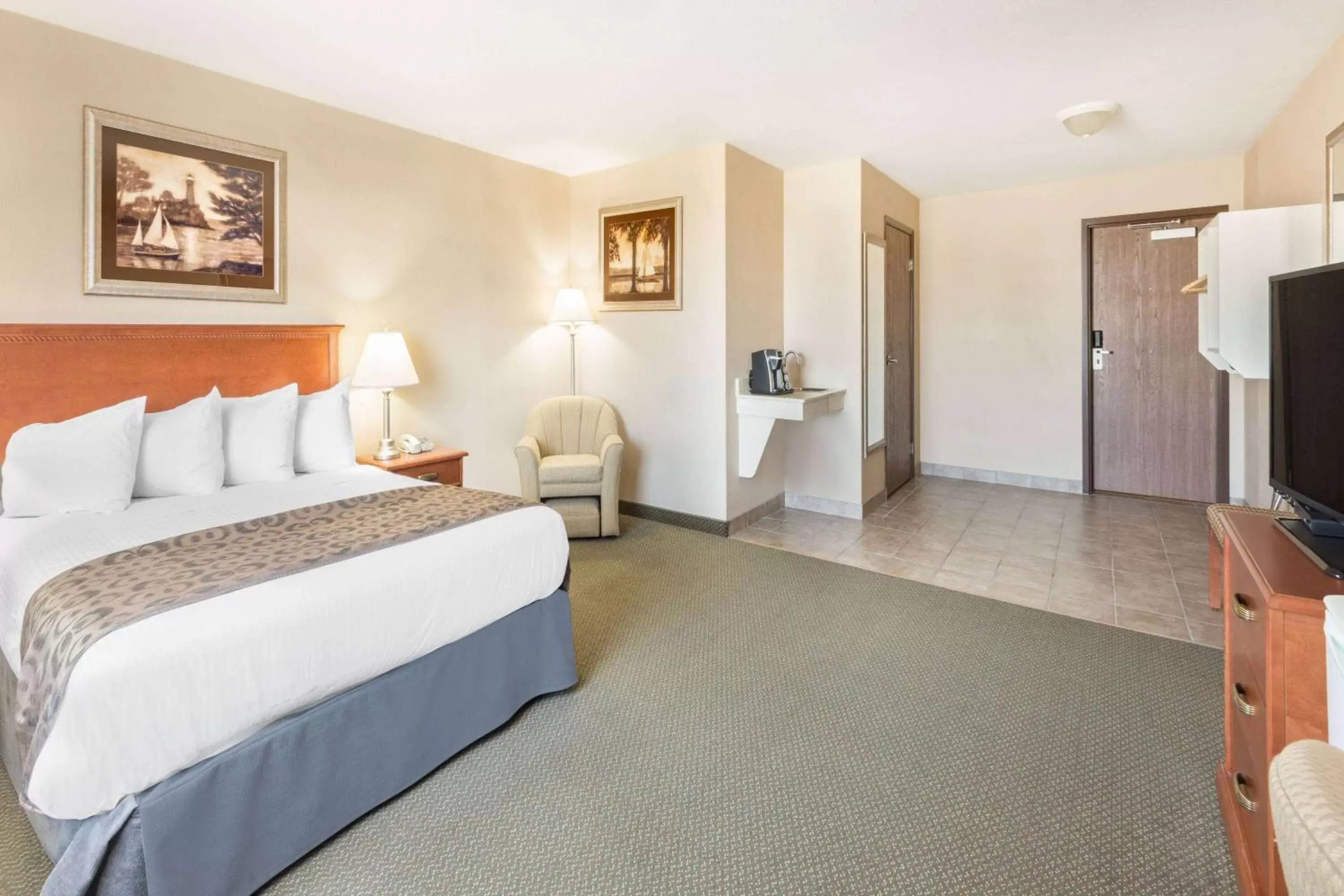 Photo of the whole room, Bed in Ramada by Wyndham Clairmont/Grande Prairie