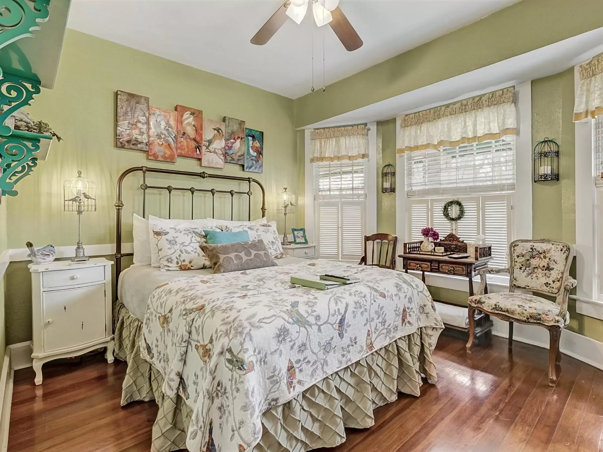 Queen Room with Garden View in Granbury Gardens Bed and Breakfast