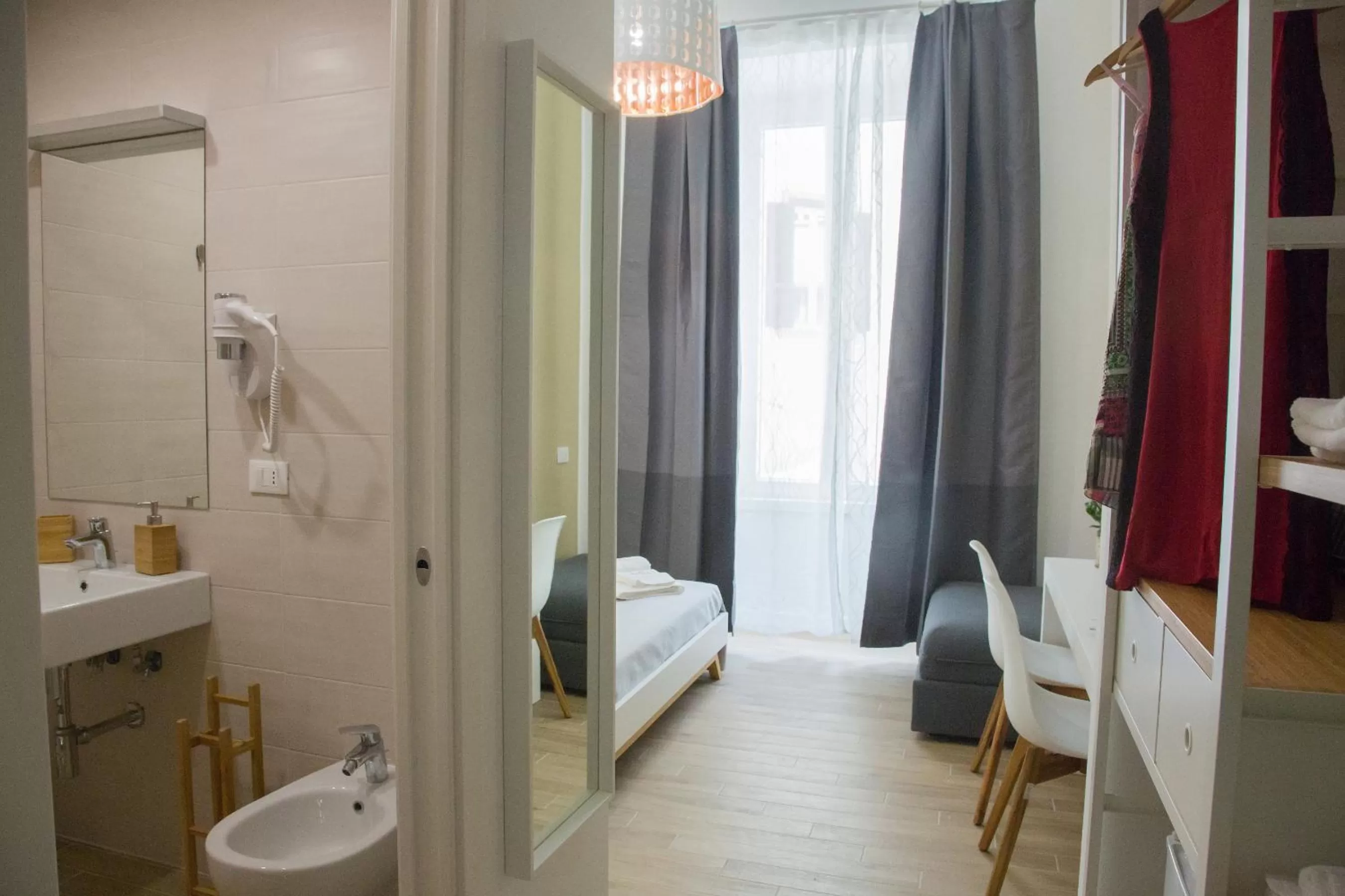 Photo of the whole room in Napolinn