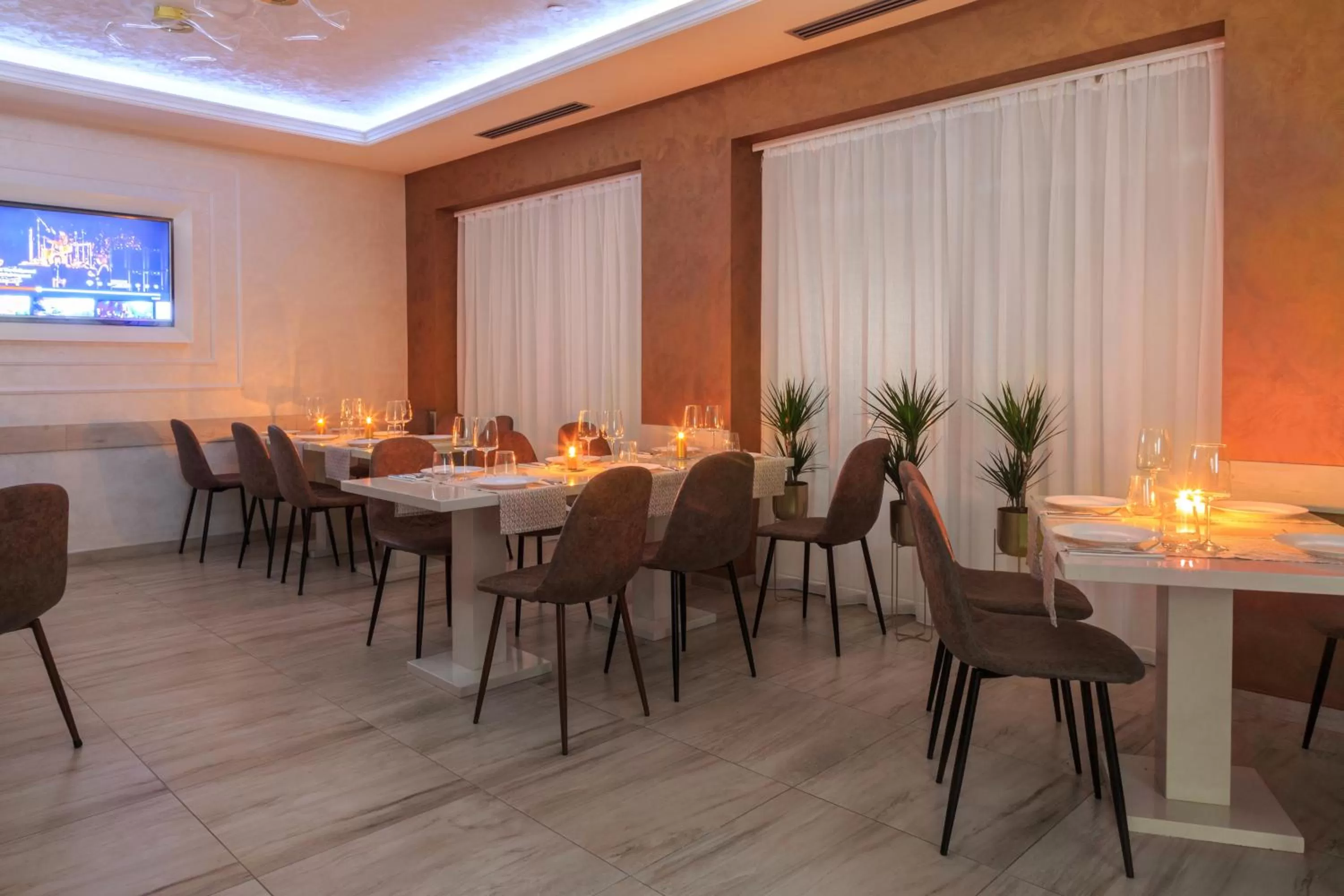 Restaurant/places to eat in Hotel Maksim