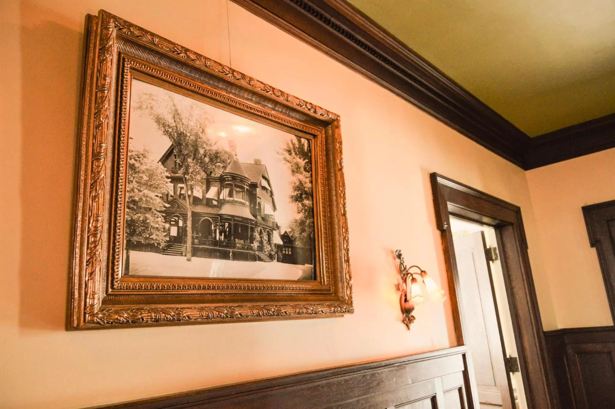 Decorative detail in 300 Clifton