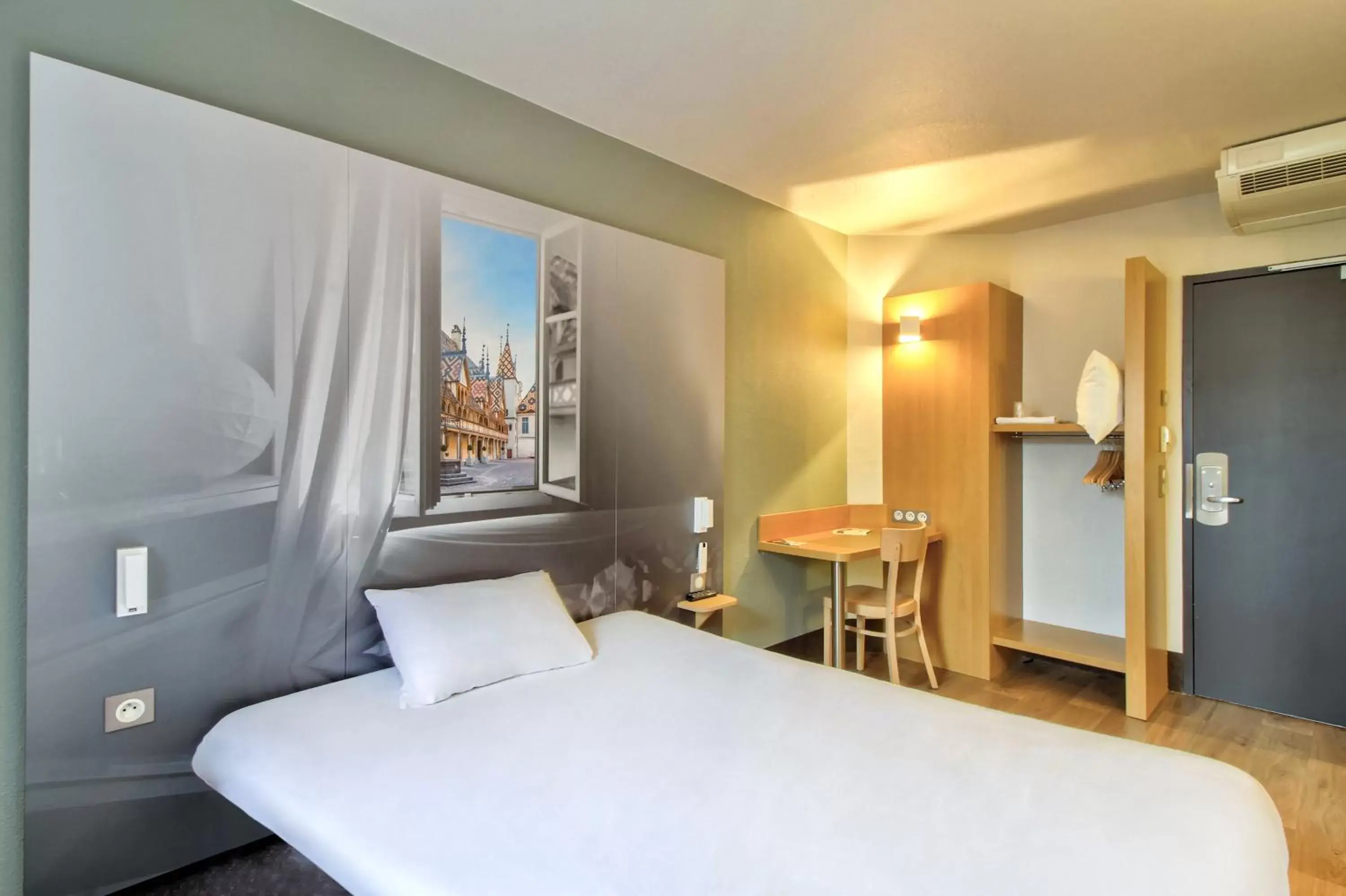 Bedroom, Bed in B&B HOTEL Beaune Sud 2