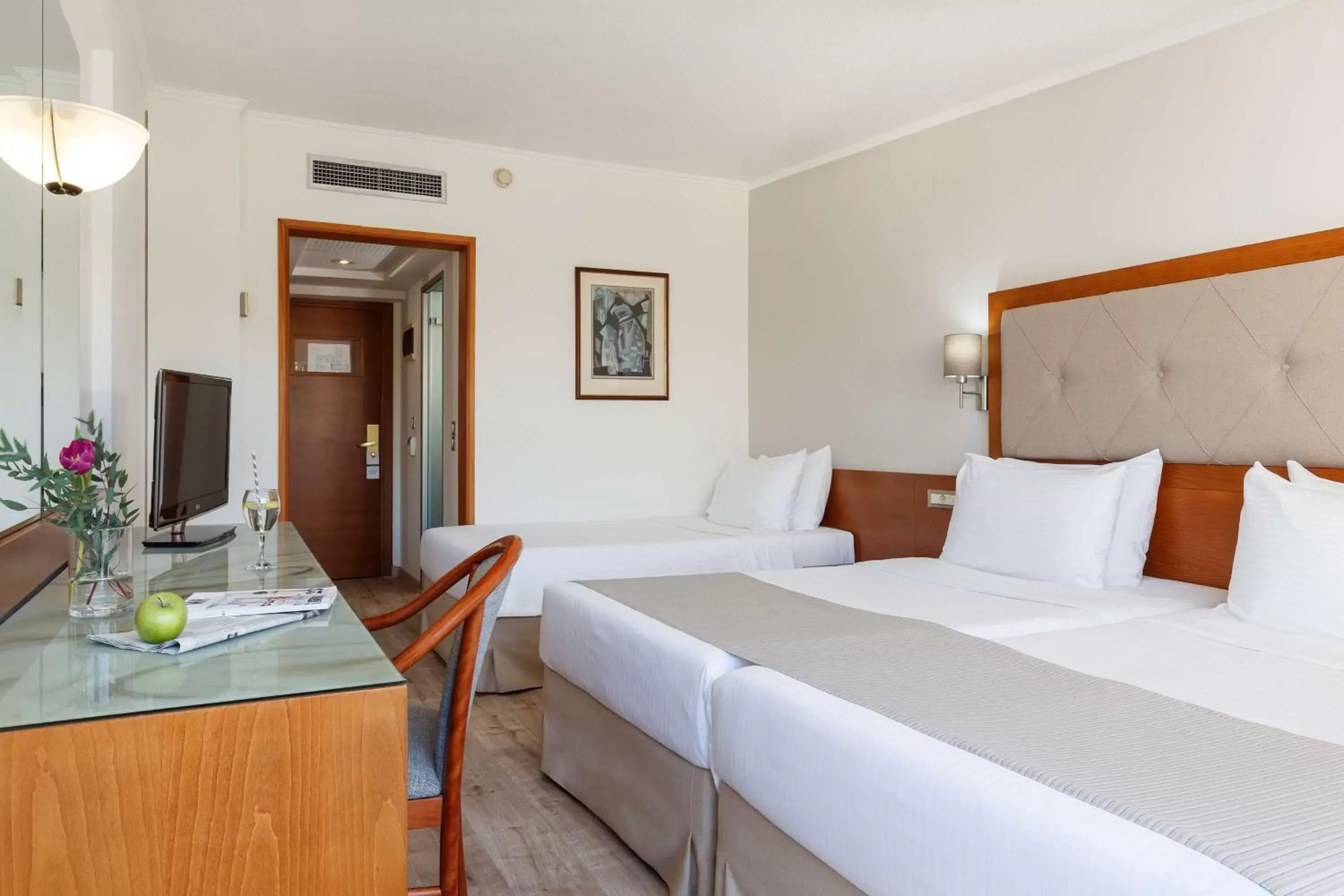 Junior Suite with 1 Queen and 2 Single Beds and Sofa Bed - single occupancy - Non-Smoking in Best Western Plus Hotel Plaza Junior Suite with 1 Queen and 2 Single Beds and Sofa Bed - single occupancy - Non-Smoking in Best Western Plus Hotel Plaza