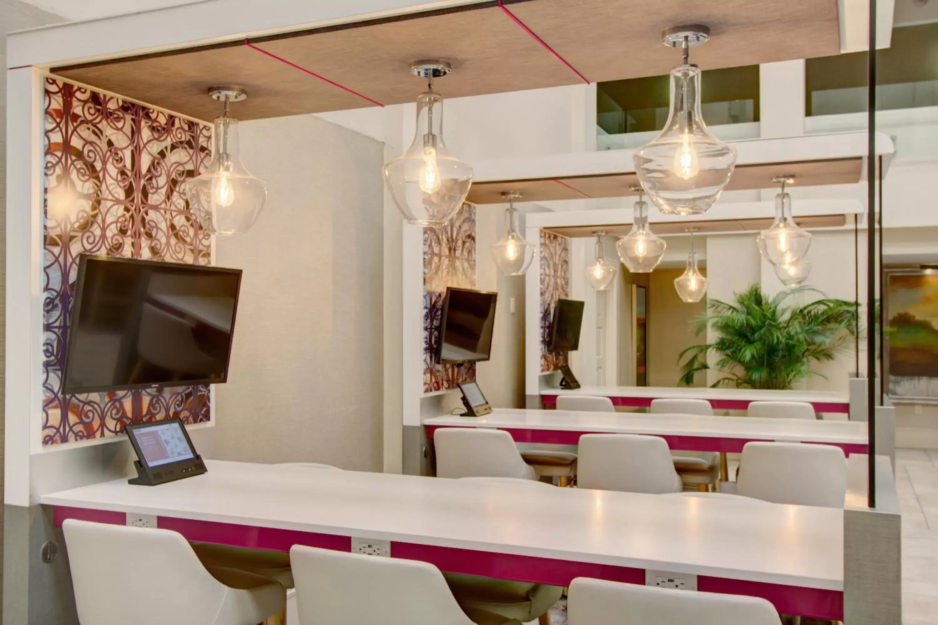 Lounge or bar in Crowne Plaza Charleston, an IHG Hotel