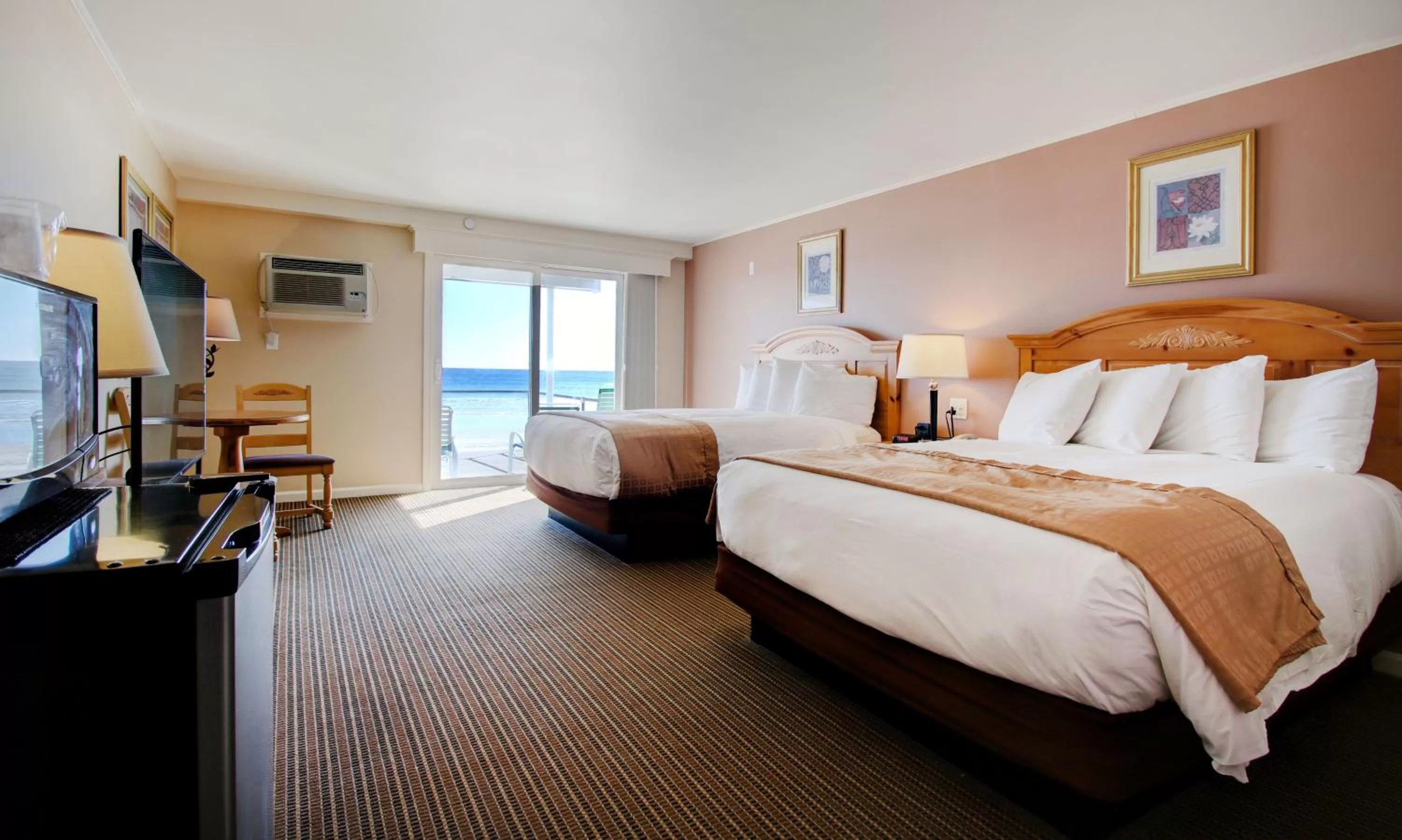 Photo of the whole room in Norseman Resort on the Beach