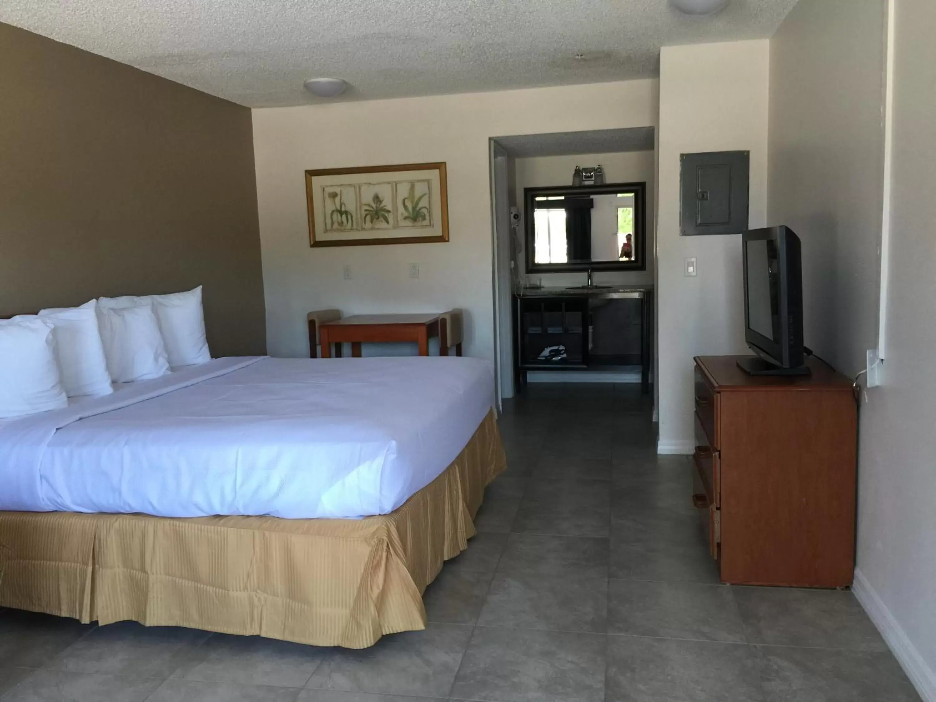 Photo of the whole room, Bed in Lantern Inn & Suites - Sarasota