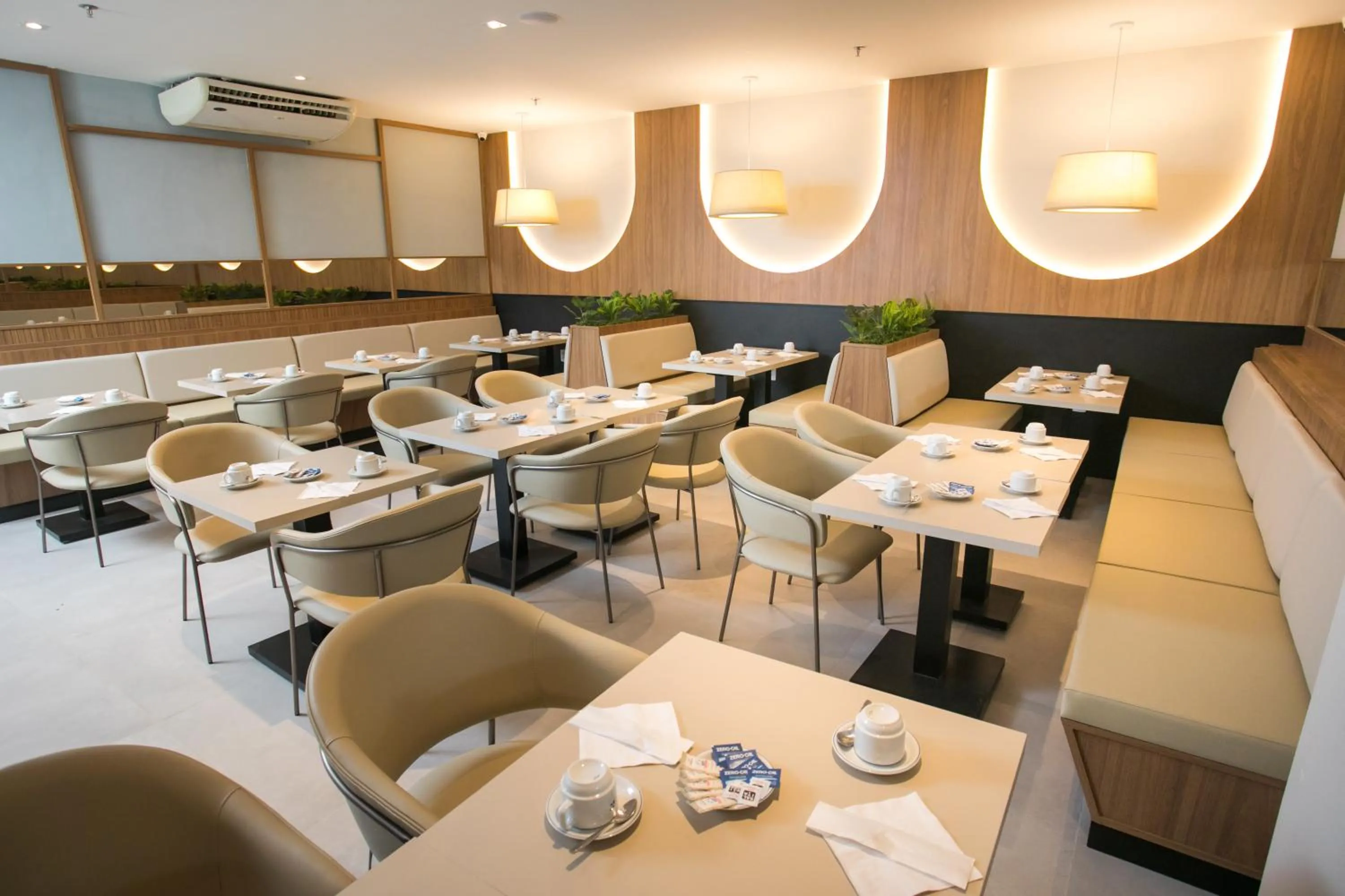 Restaurant/places to eat in Regency Park Hotel