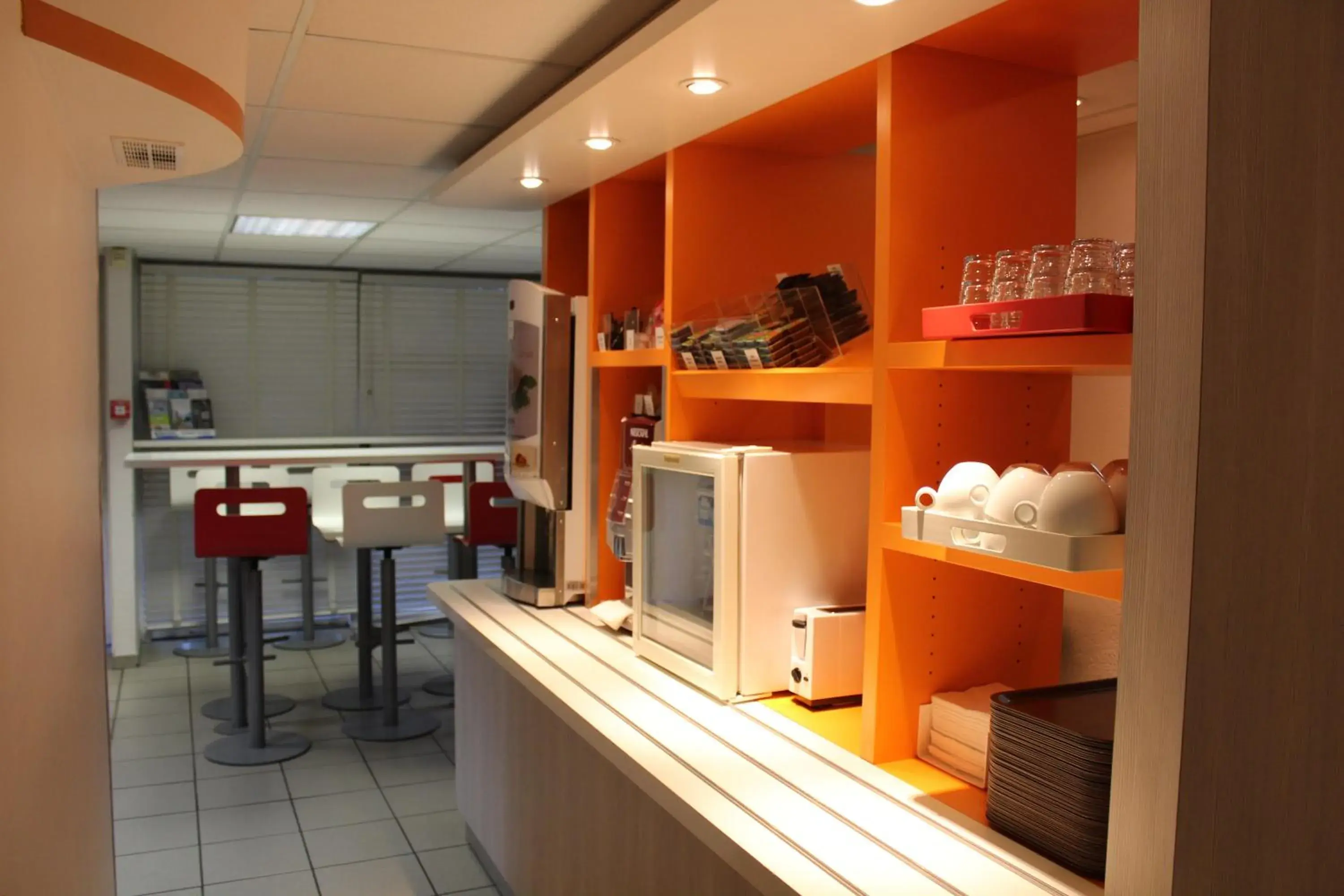 Restaurant/places to eat, Kitchen/Kitchenette in Premiere Classe Bordeaux Est Lormont