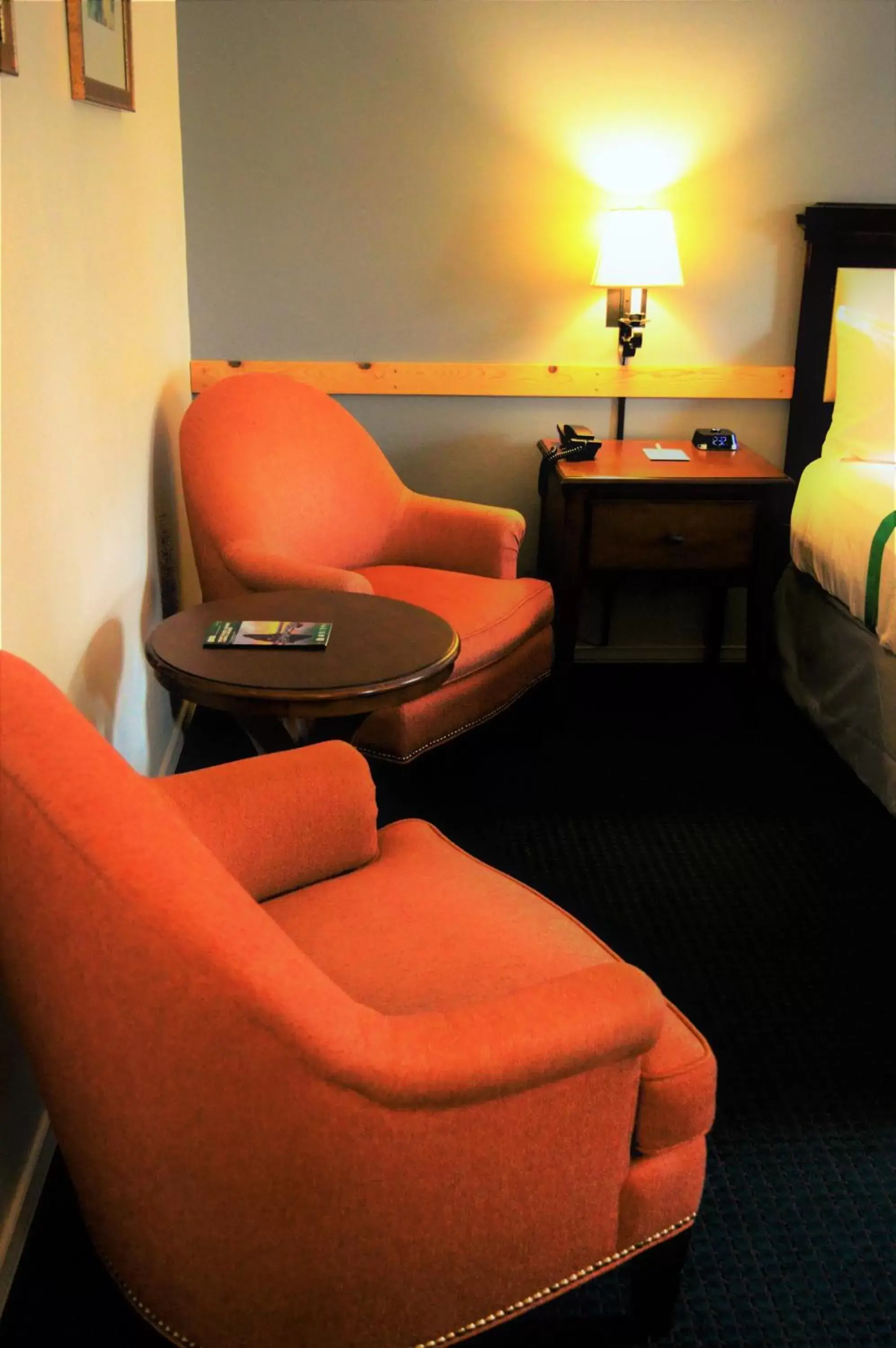 Seating area, Bed in GuestHouse Inn Enumclaw