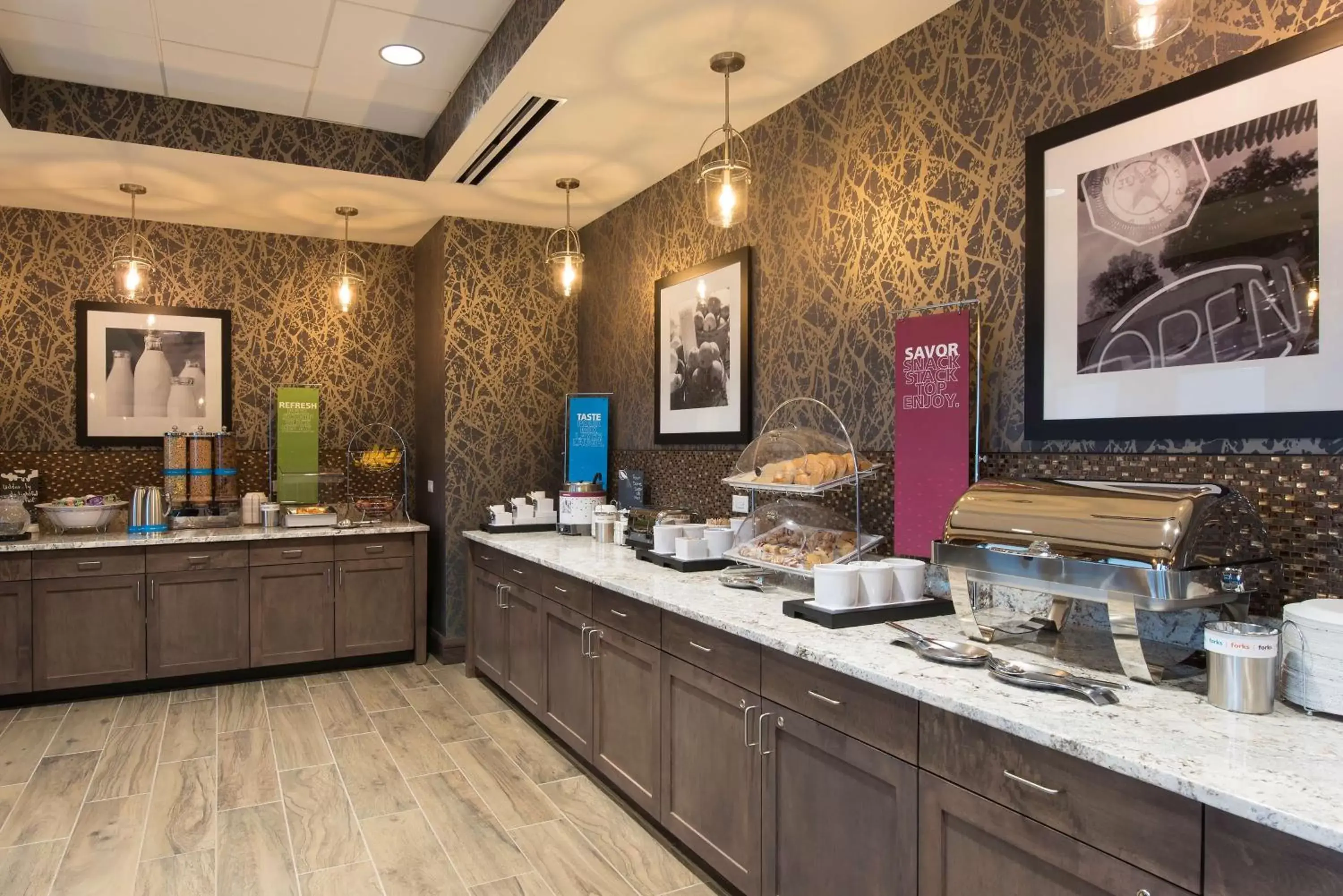 Dining area, Kitchen/Kitchenette in Hampton Inn & Suites Grand Rapids Downtown