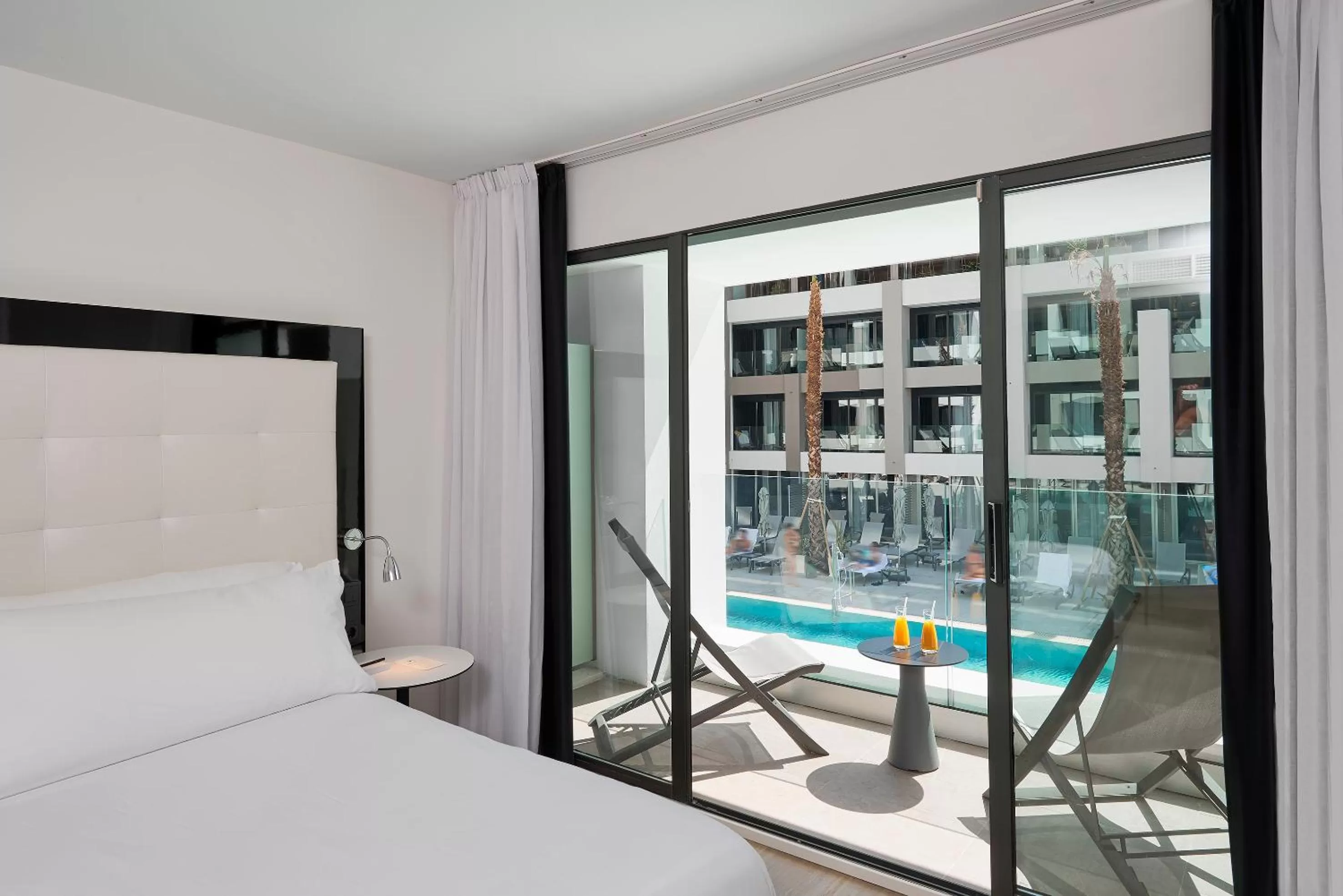 Pool view, Bed in INNSiDE by Meliá Palma Bosque