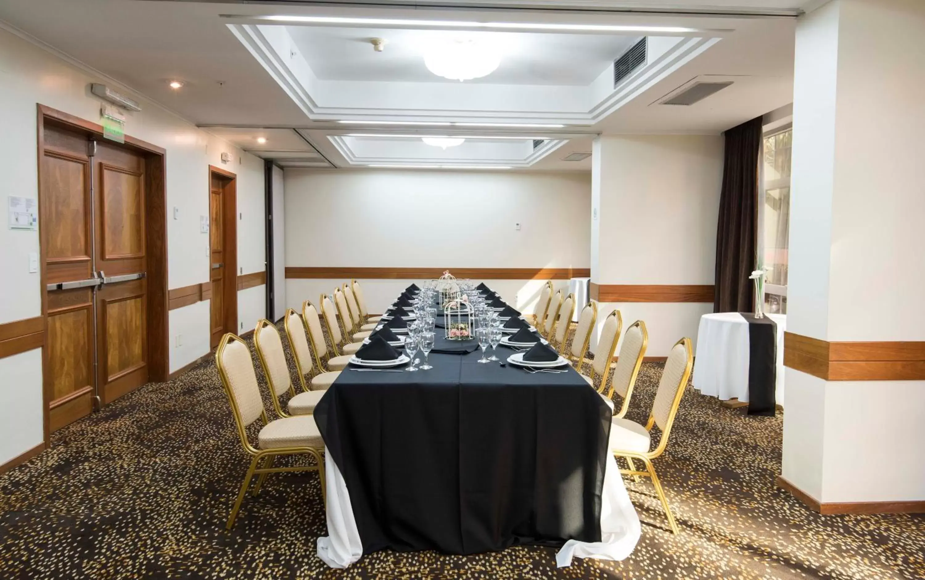 Meeting/conference room in Holiday Inn Montevideo, an IHG Hotel