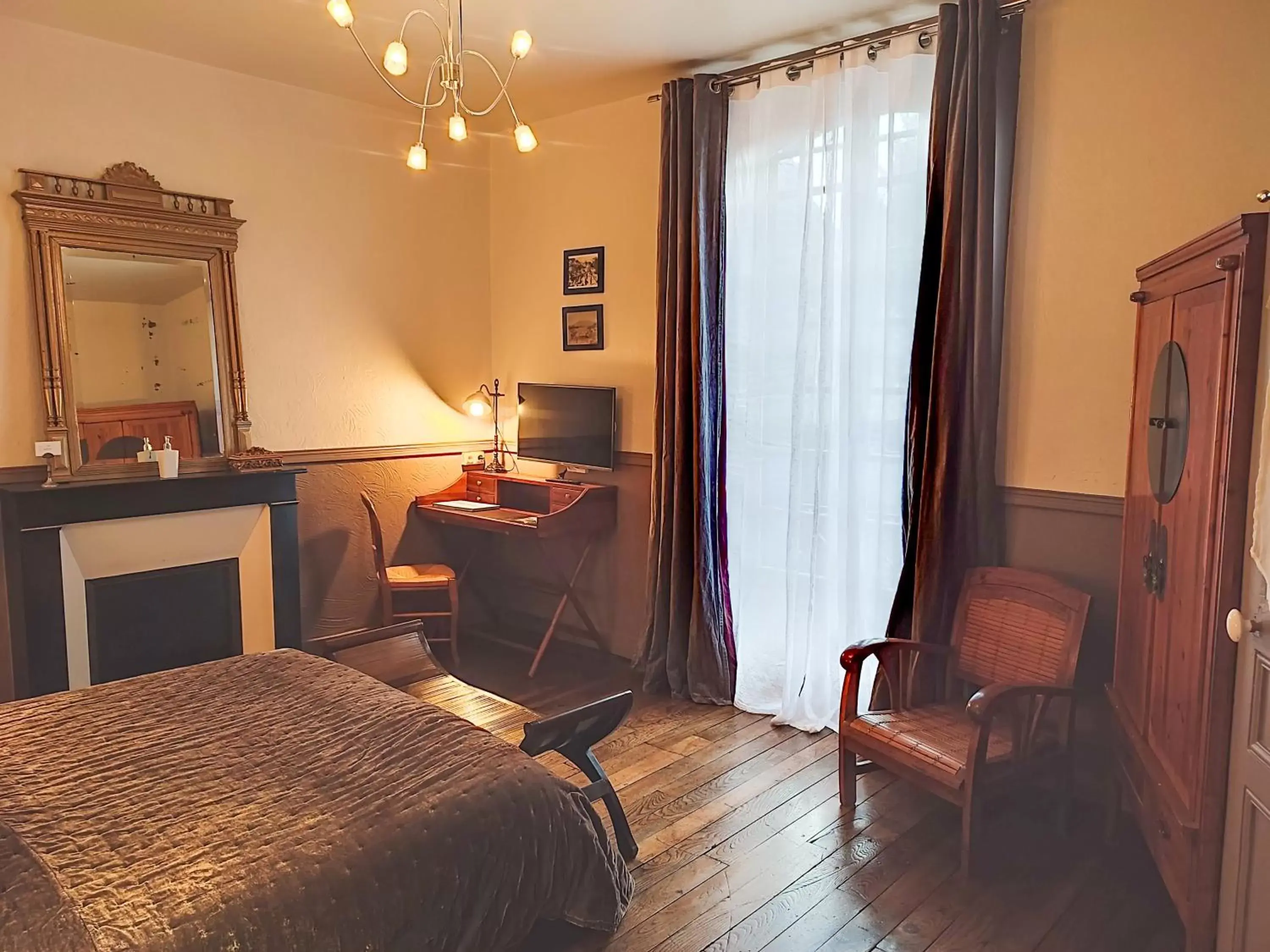 Photo of the whole room, Seating Area in Chambres d'Hotes Le 1900