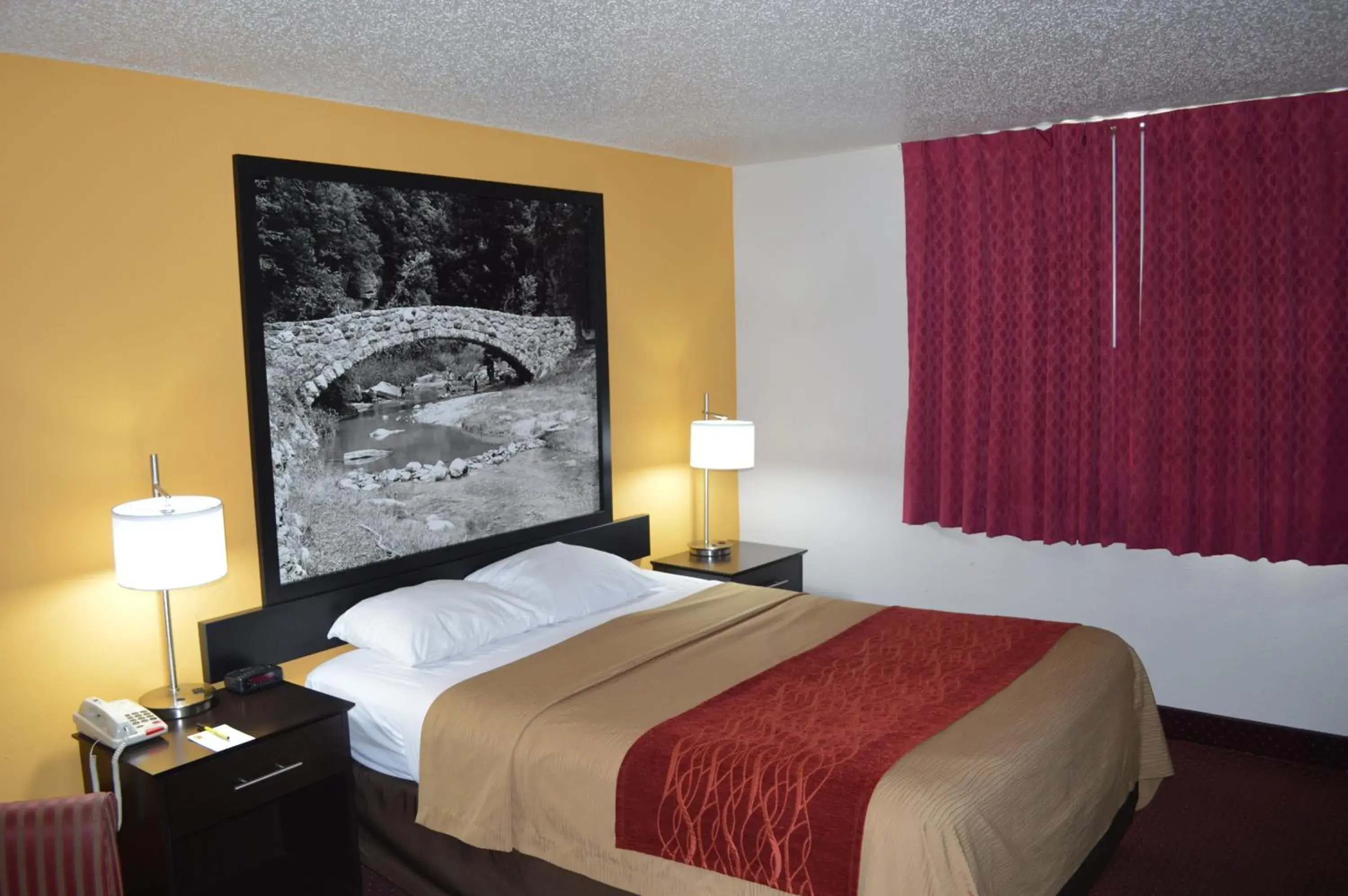 Photo of the whole room, Bed in Super 8 by Wyndham Ames