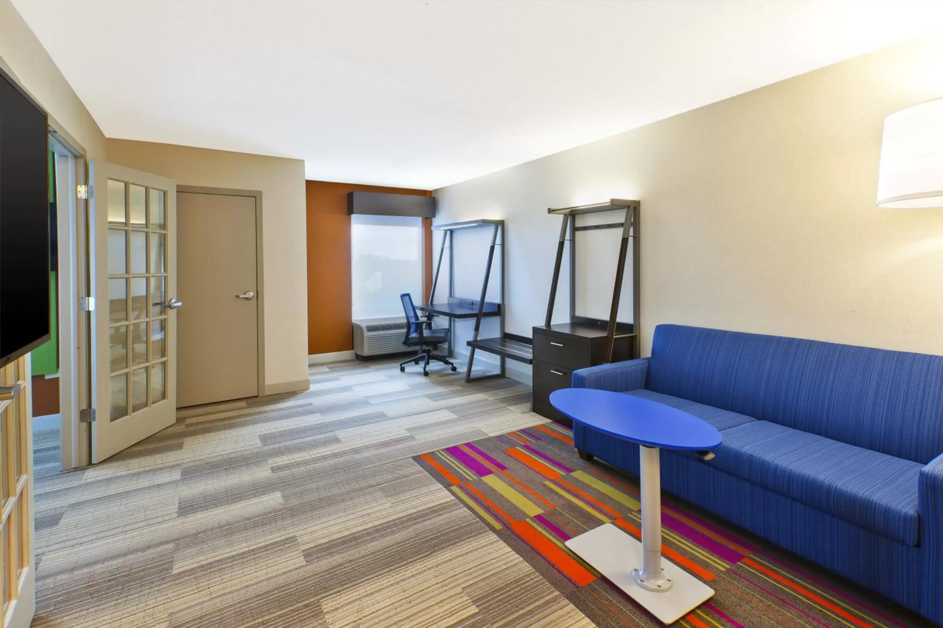 Photo of the whole room, Seating Area in Holiday Inn Express & Suites Chicago-Midway Airport, an IHG Hotel