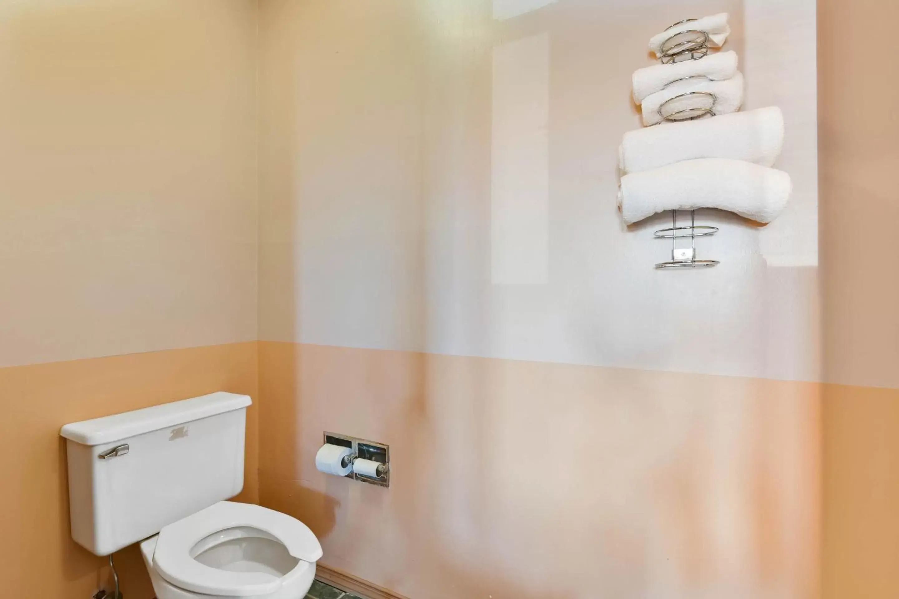 Bathroom in Casa Loma inn & Suites by OYO Davenport IA Near I-80