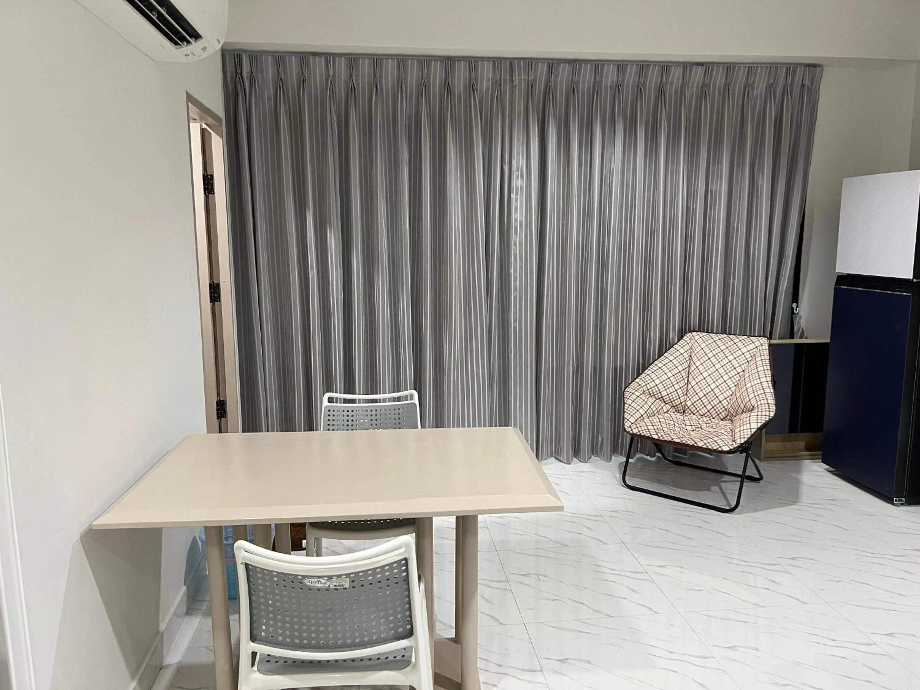 Seating area in Mall Suites Hotel