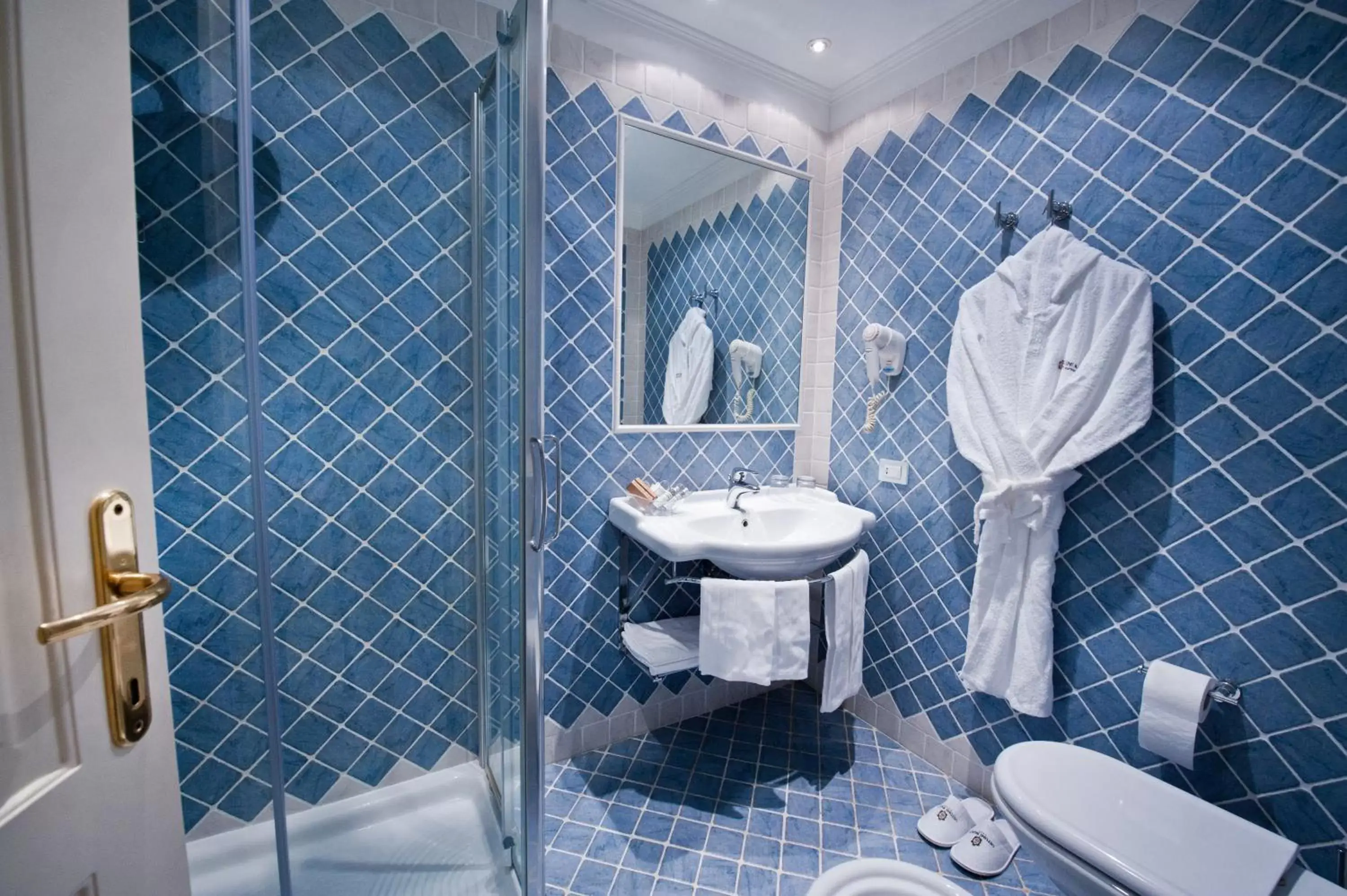 Bathroom in OSTUNI PALACE - Hotel Bistrot & SPA