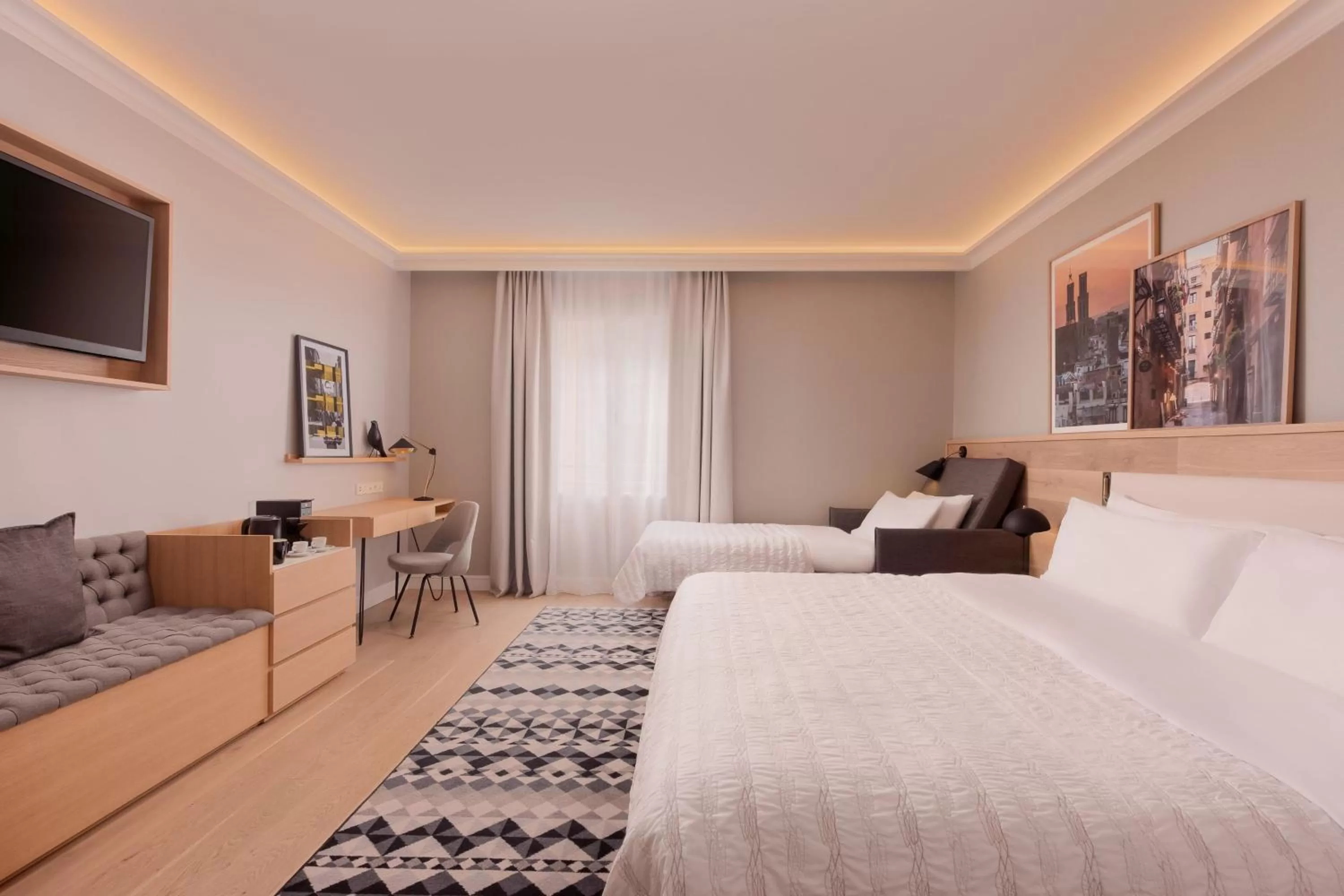 Photo of the whole room, Bed in Le Meridien Barcelona