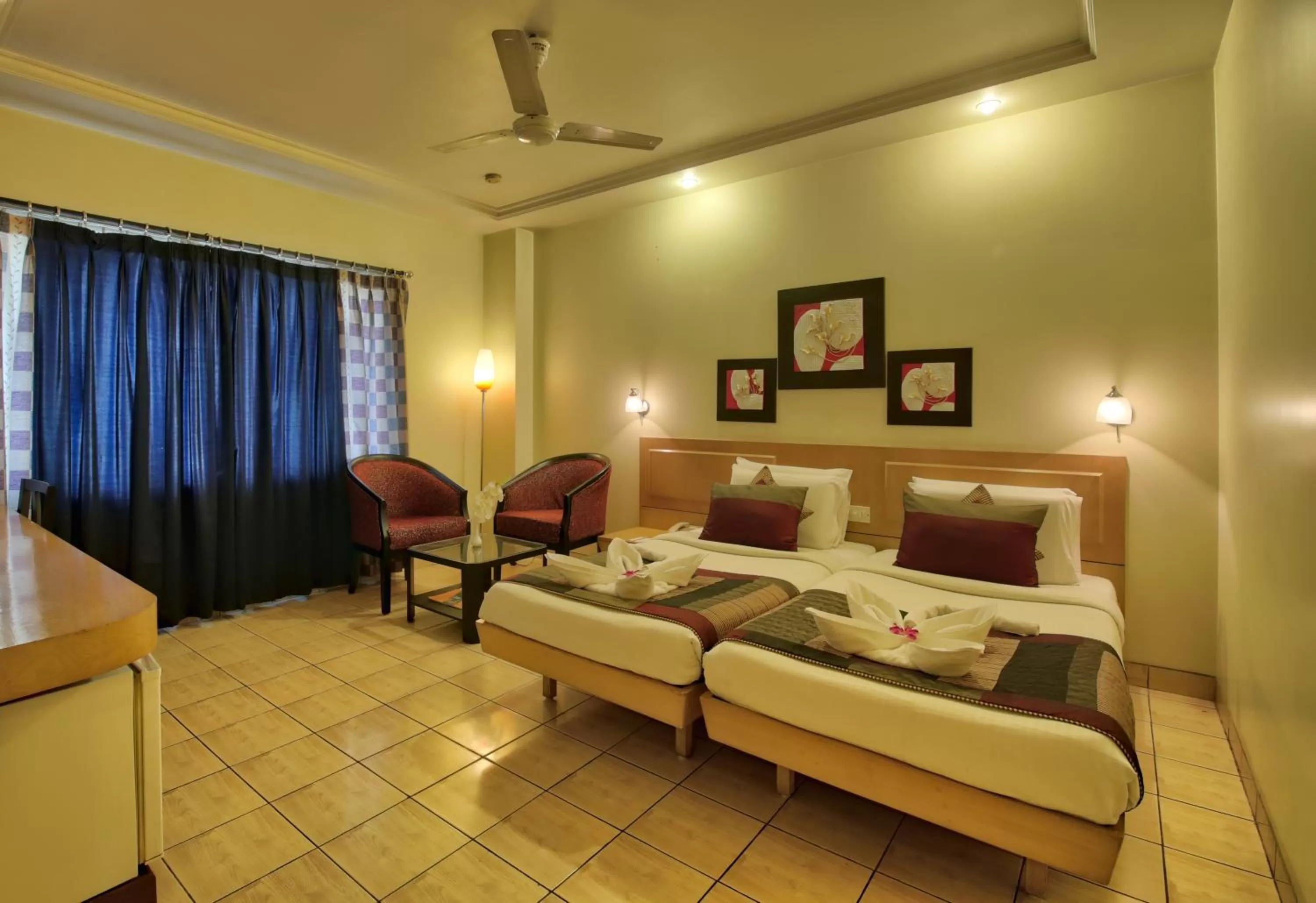 Bed in Vishwaratna Hotel