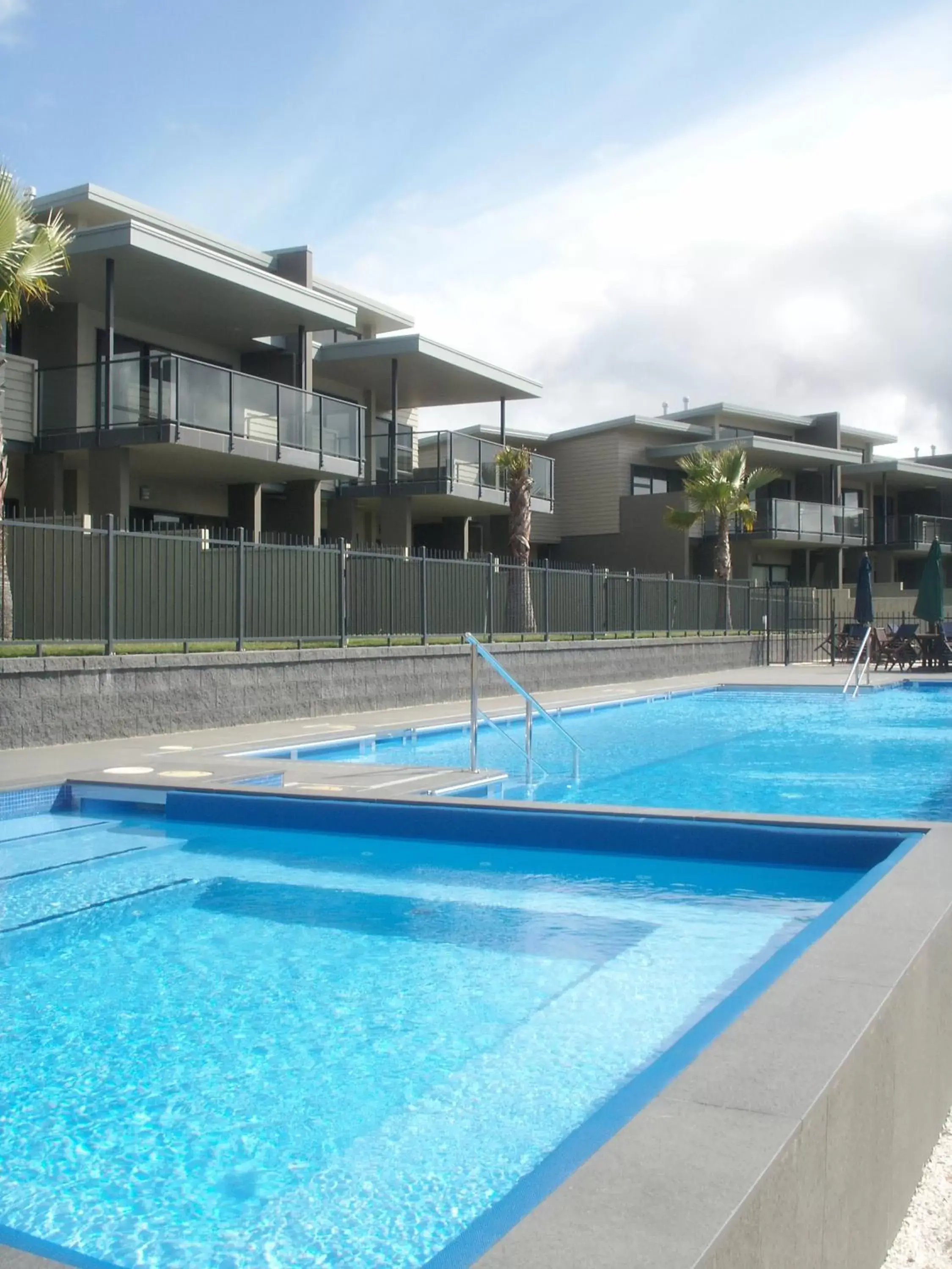 Hot Tub, Swimming Pool in Sovereign Pier On The Waterways