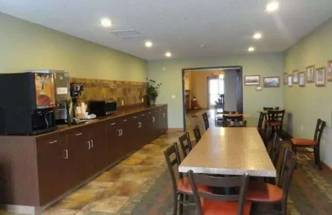 Restaurant/Places to Eat in Canby Inn and Suites