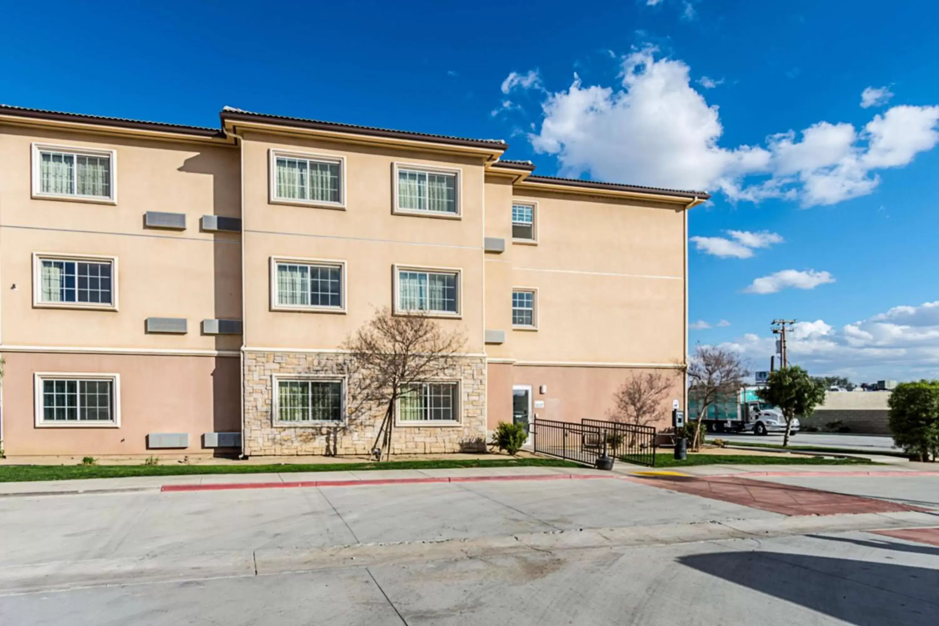 Property Building in Studio 6-Bakersfield, CA