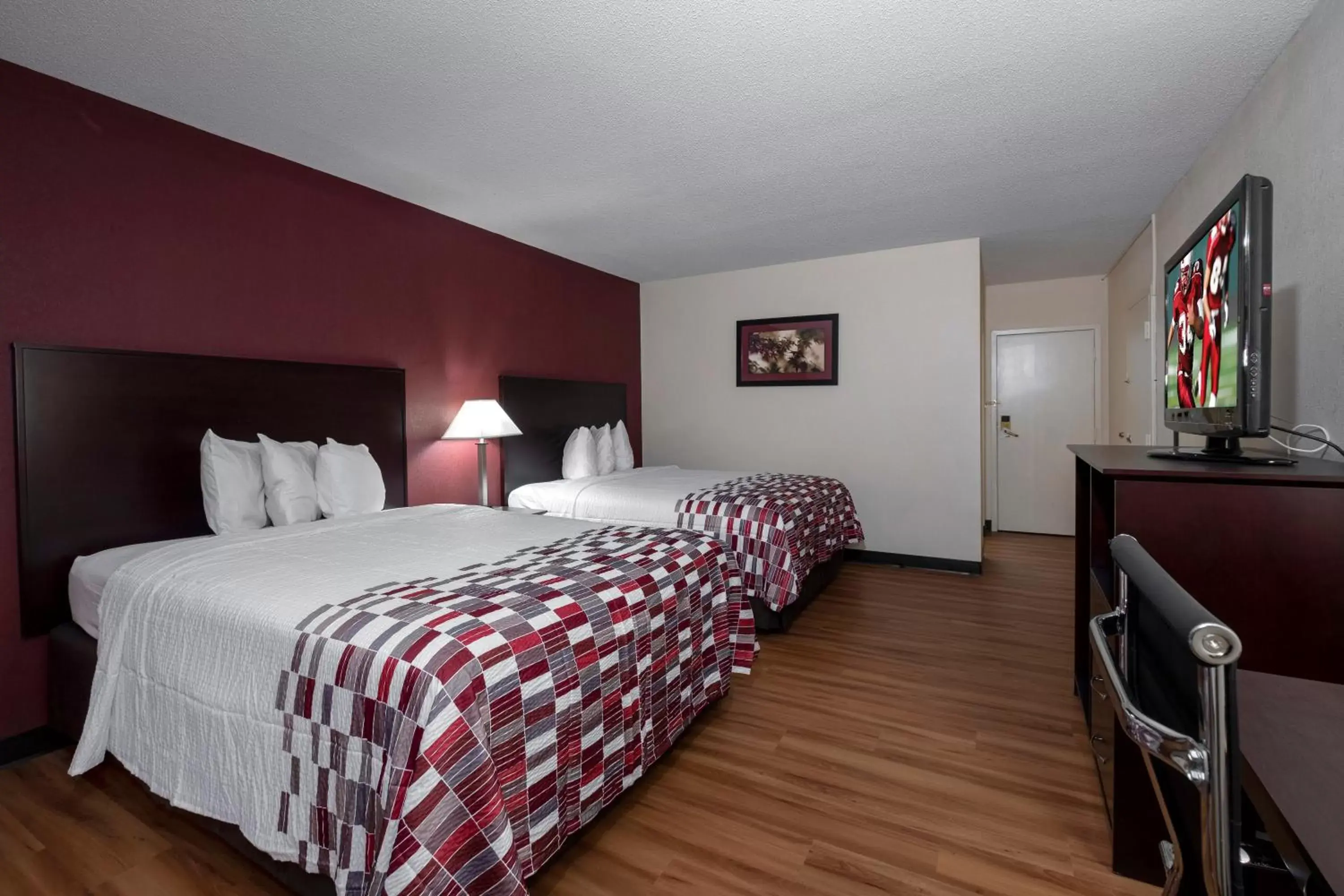 Photo of the whole room, Bed in Red Roof Inn Warrenton