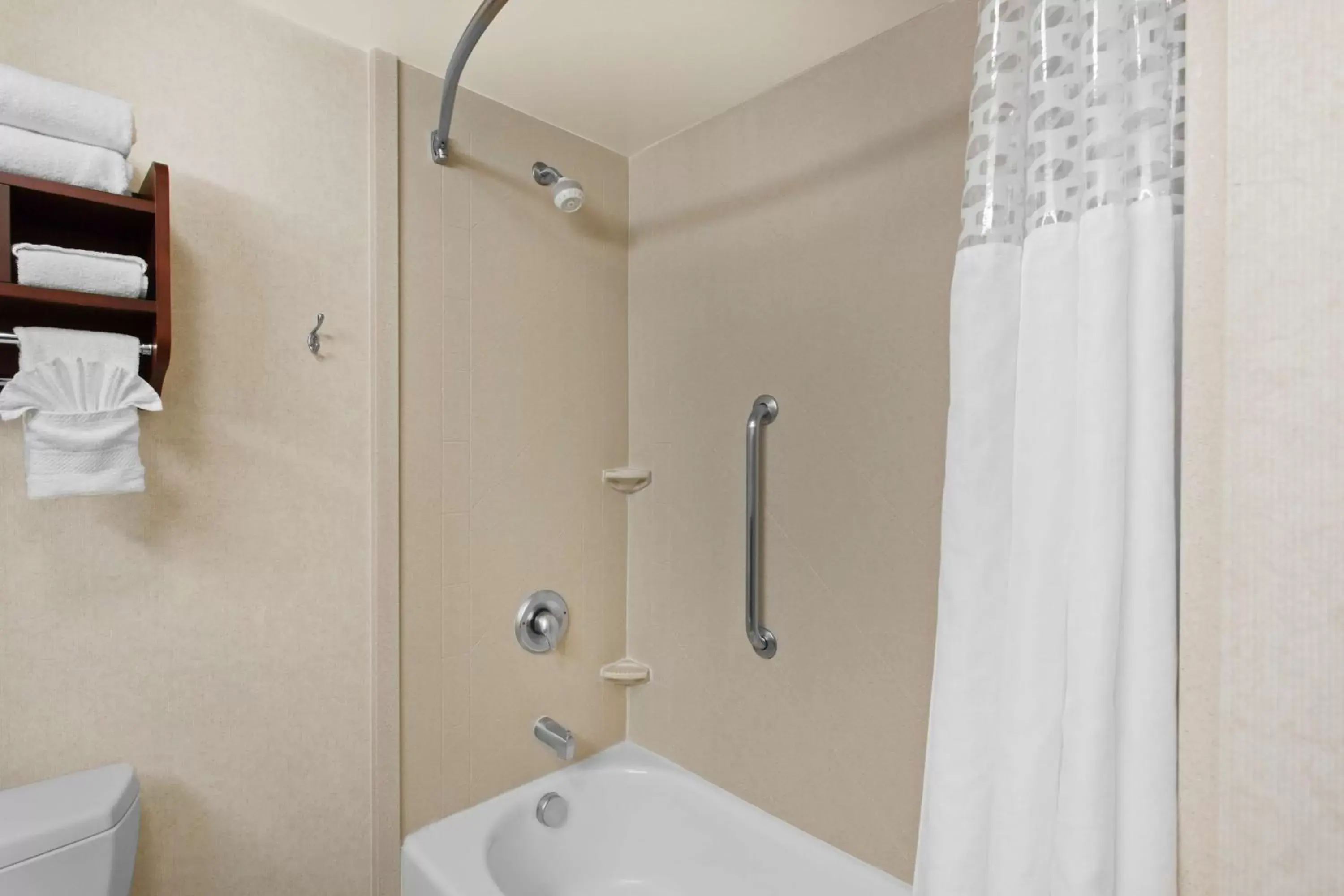 Bathroom in Hampton Inn & Suites Oakland Airport-Alameda