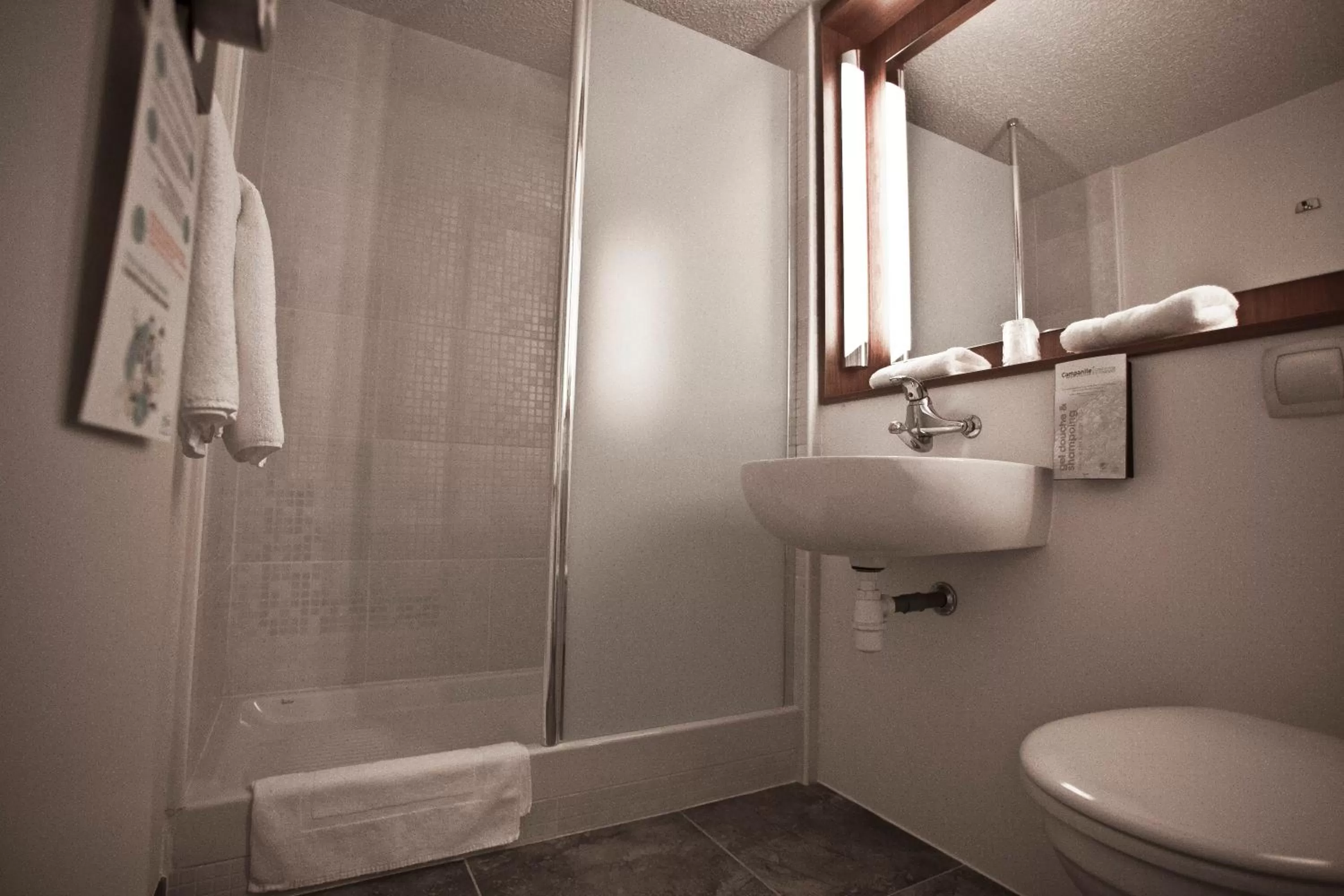 Bathroom in Campanile Saint-Brieuc Langueux