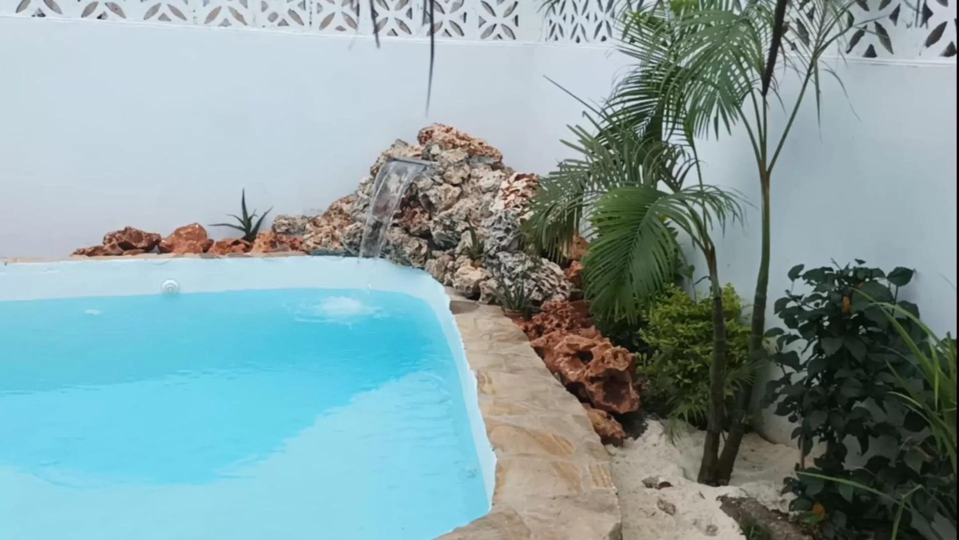 Swimming pool in Zanzicrown