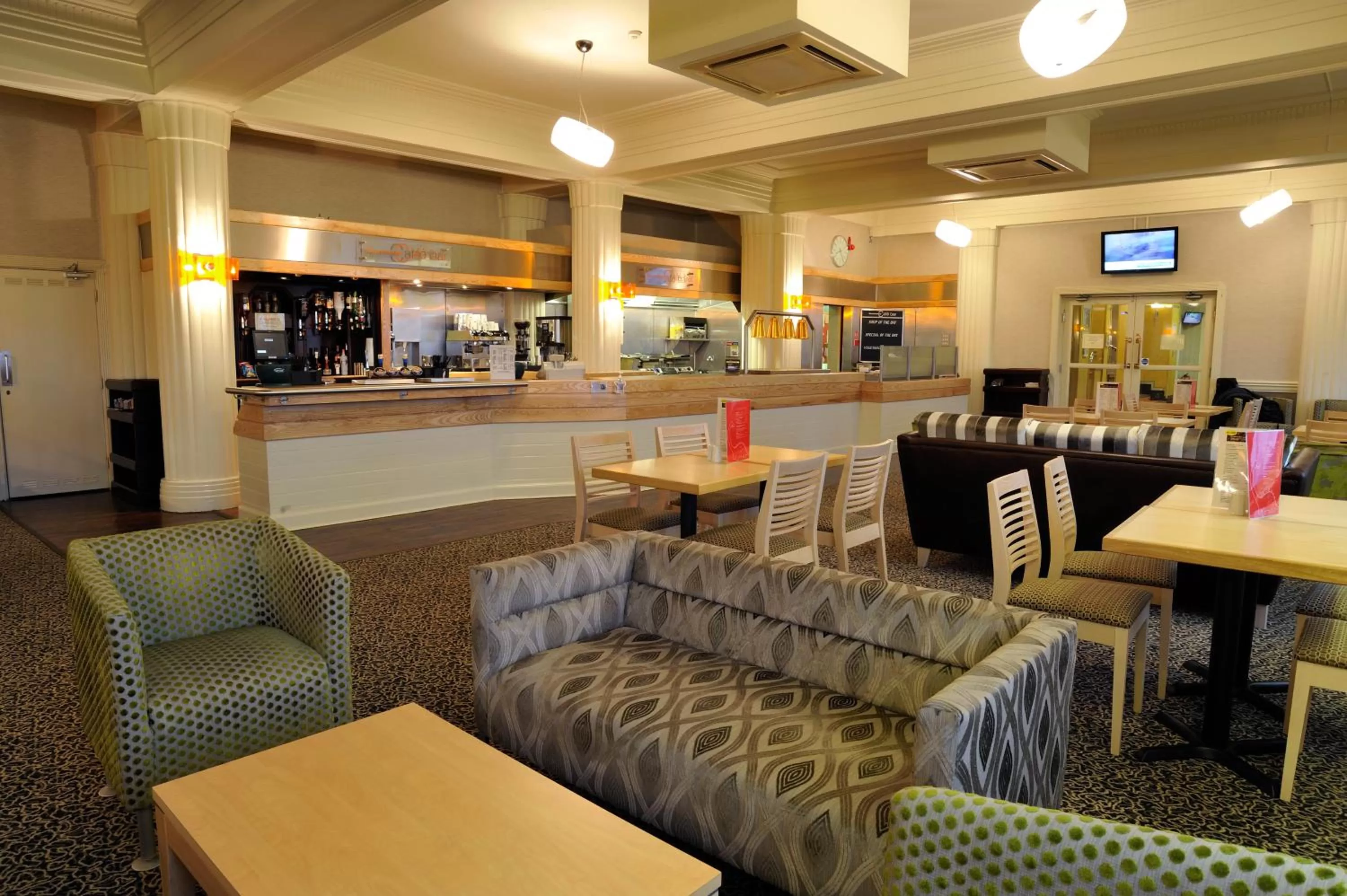 Restaurant/places to eat in Cliffs Hotel