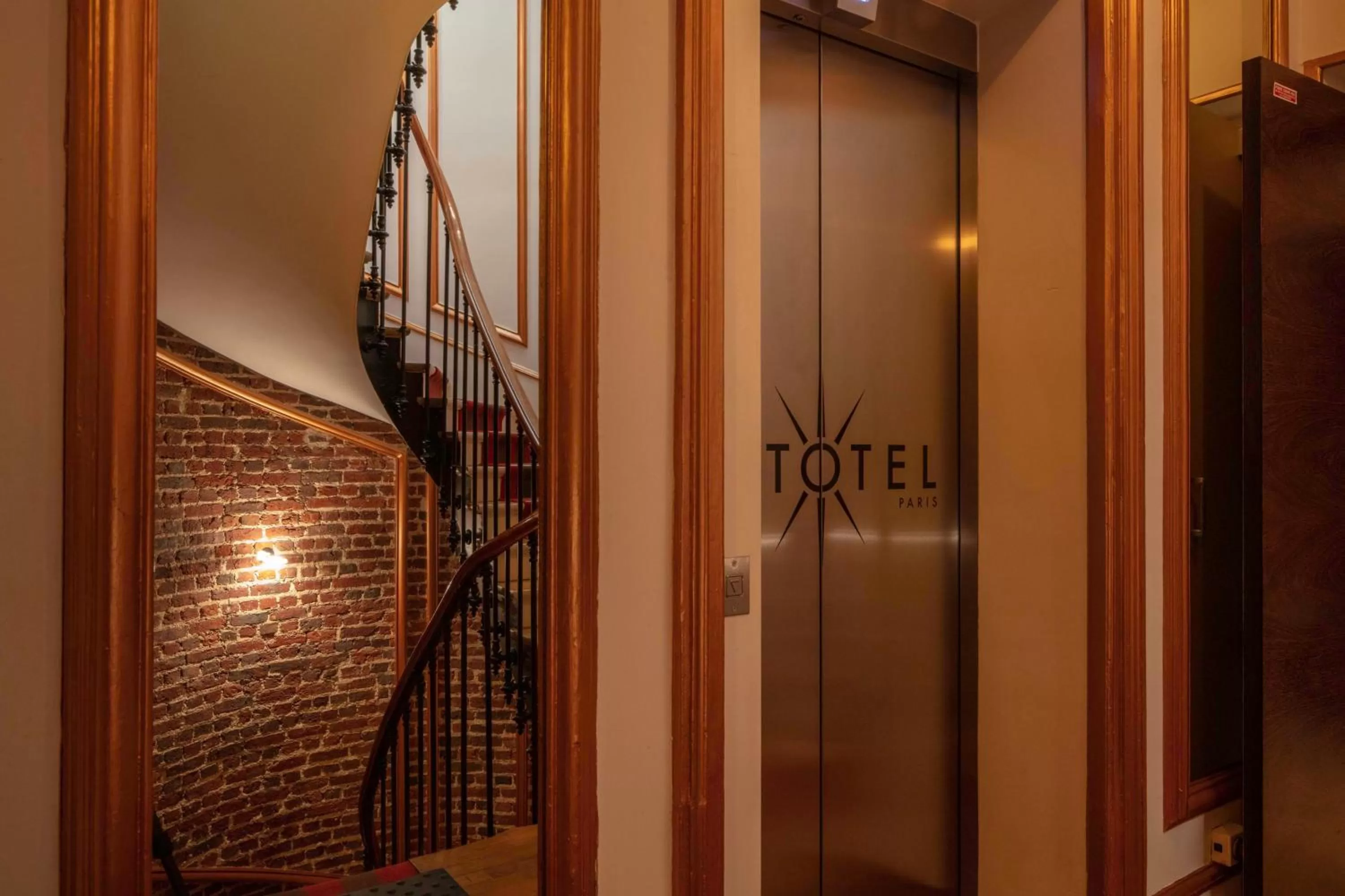 Logo/Certificate/Sign in Le 123 Elysees - Astotel