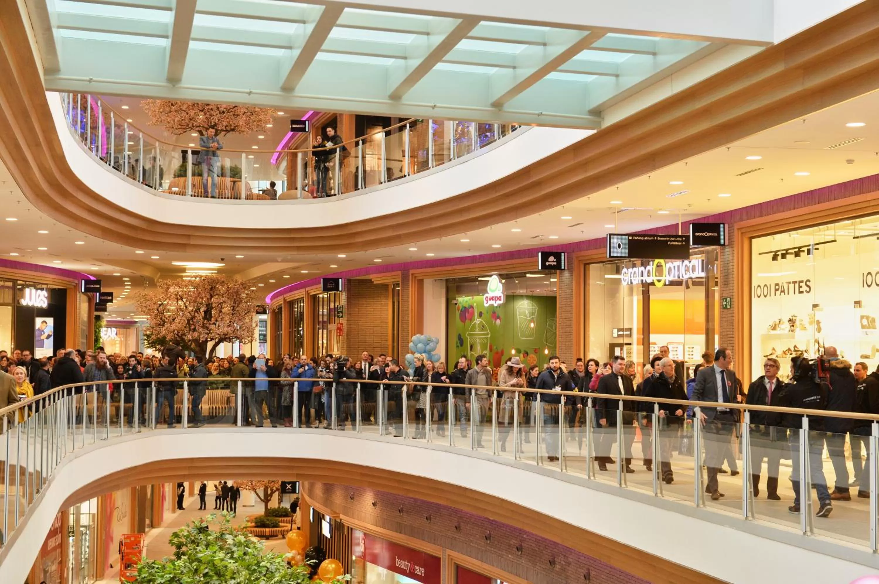 Shopping Area in ibis Charleroi Centre Gare