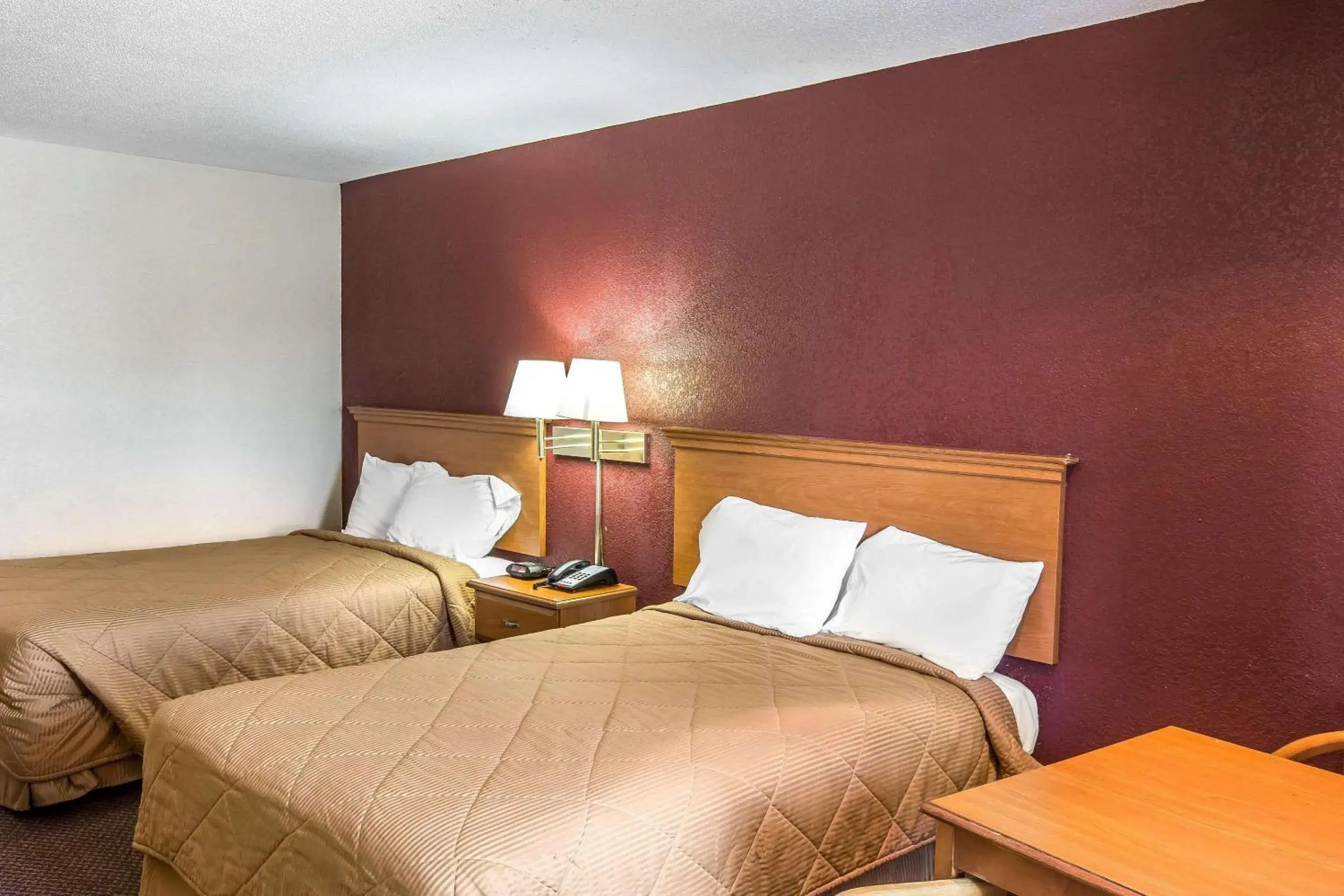 Photo of the whole room, Bed in Rodeway Inn Expo Center