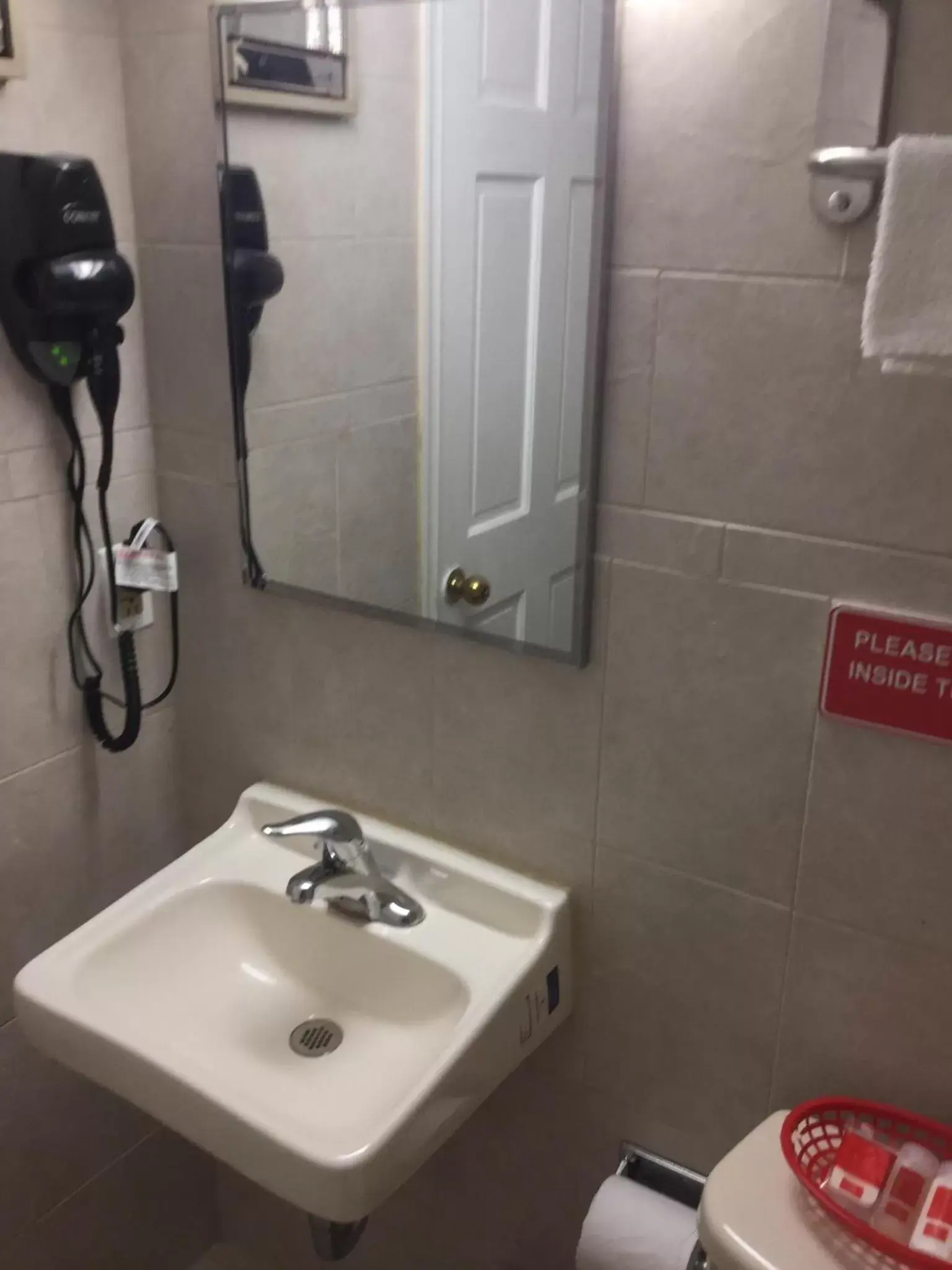 Bathroom in Red Carpet Inn-Bridgeton/Vineland