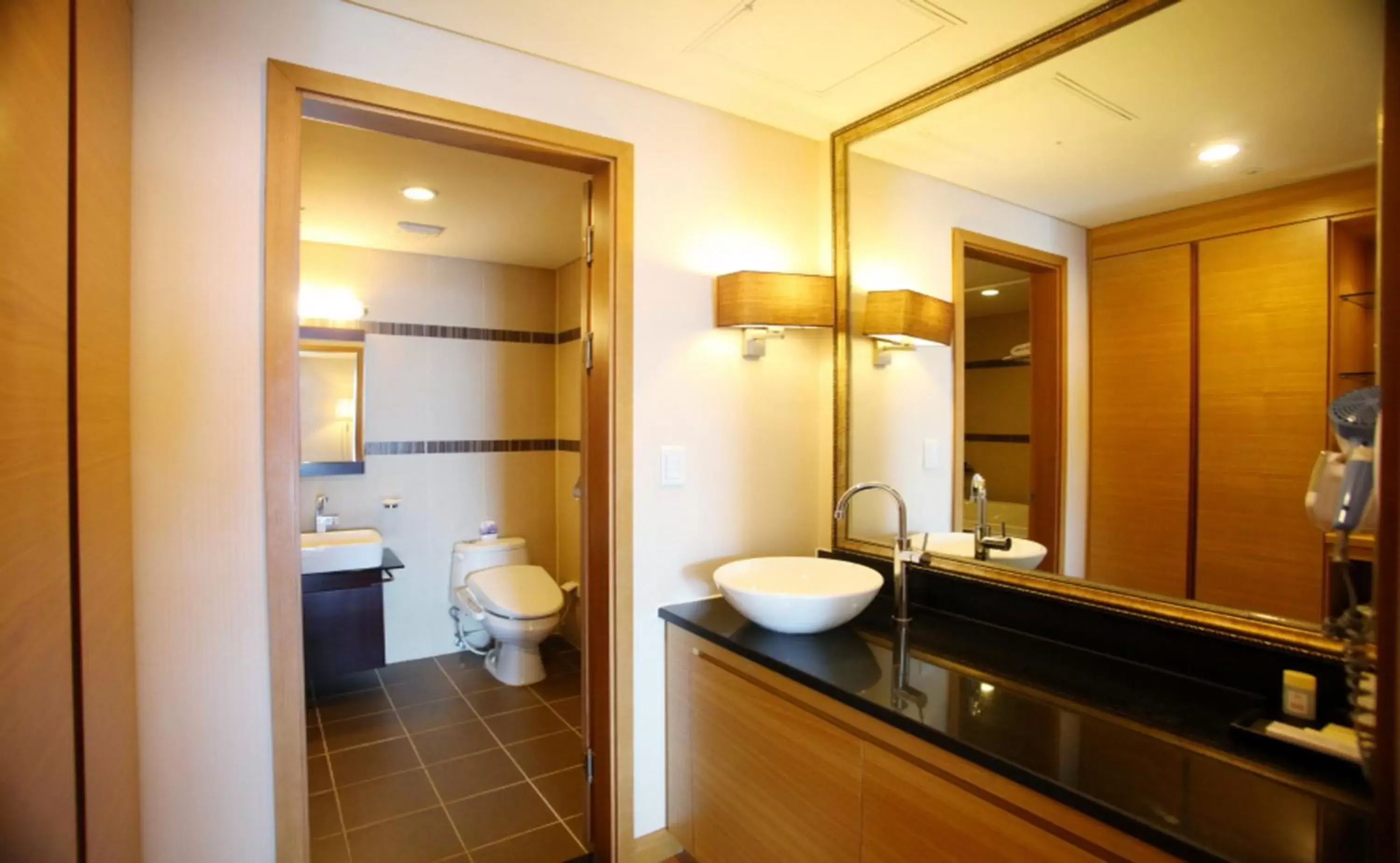 Shower, Bathroom in Sunset Business Hotel